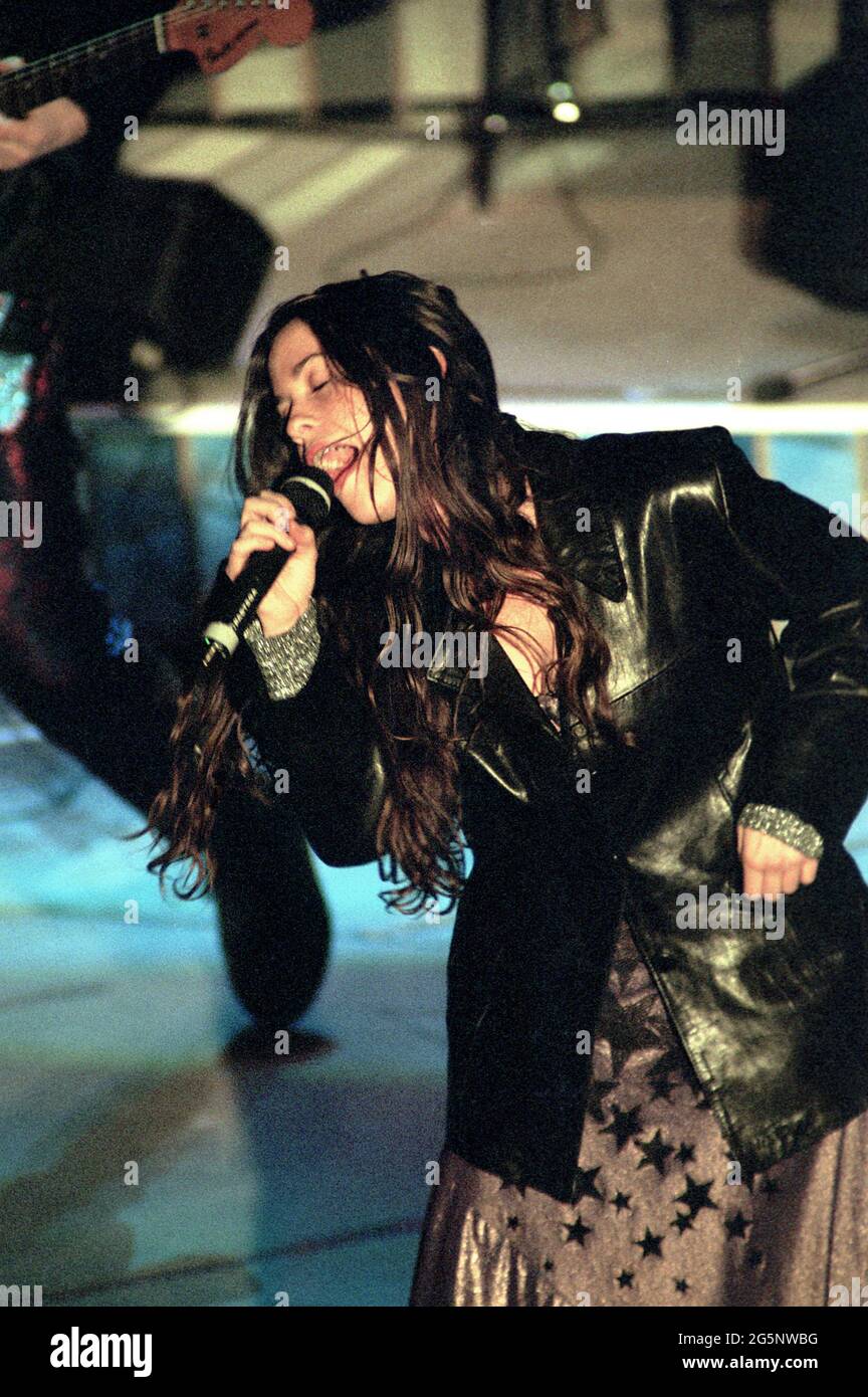 Sanremo Milano Italien, 24/02/1996 :The Singer Alanis Morissette während des Soundcheck vor dem Konzert Stockfoto