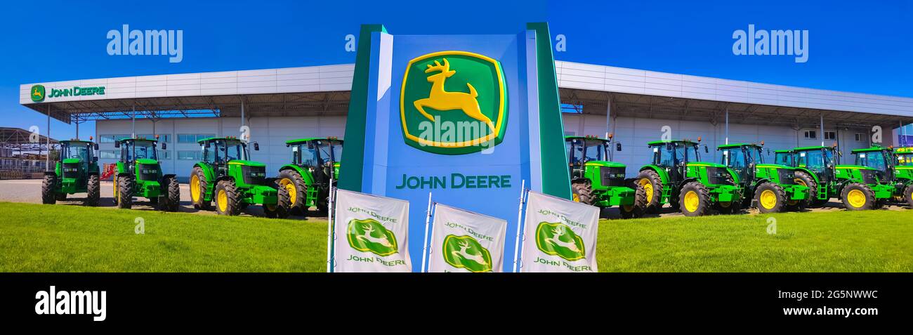 Kiew, Ukraine - 24. August 2020: Die leistungsstarken Traktoren im John Deer-Geschäft in Kiew, Ukraine, am 16. Juni 2020. Reihe brandneuer John Deere-Traktoren vor dem Laden des örtlichen Konsortiums, Ausstellung der neuesten landwirtschaftlichen Maschinen. Stockfoto
