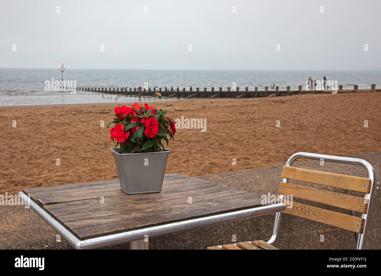 Portobello, Edinburgh, Schottland, UK Wetter. Juni 2021. Im Gegensatz zu den meisten anderen Teilen Schottlands war es ein nebliger und dreißiger Start in den Tag an der ruhigen Küste am Firth of Forth mit einer Temperatur von 15 Grad Celsius. Stockfoto