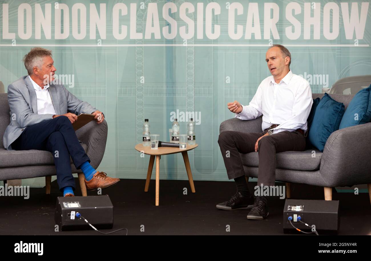 TIFF Needell diskutiert auf der London Classic Car Show 2021 mit Graham Earl auf der Talks Theatre Stage über 135 Jahre Fahrzeugdesign Stockfoto