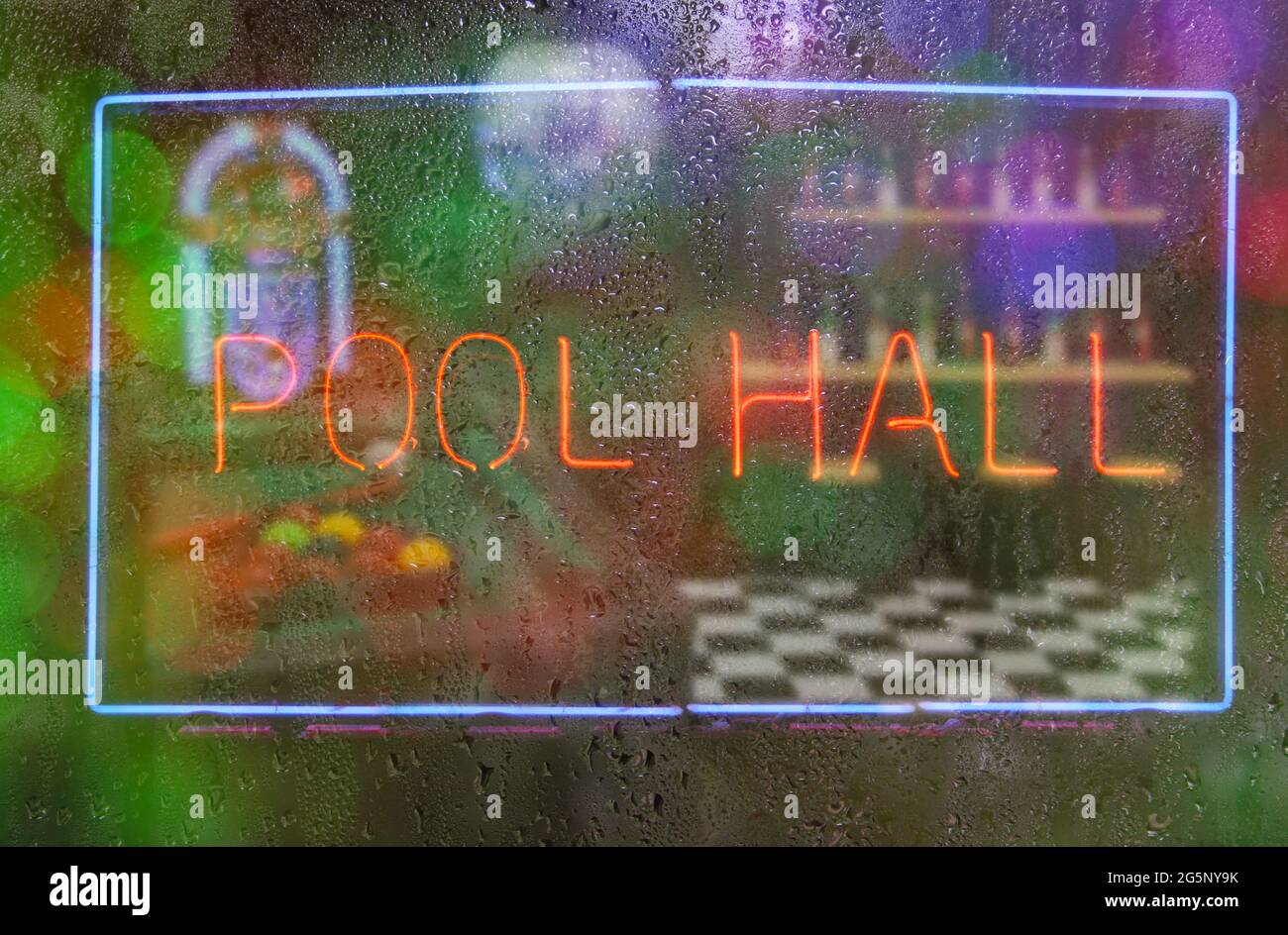 Pool Hall Vintage Neon Pool Hall Zeichen in nassem Fenster Stockfoto