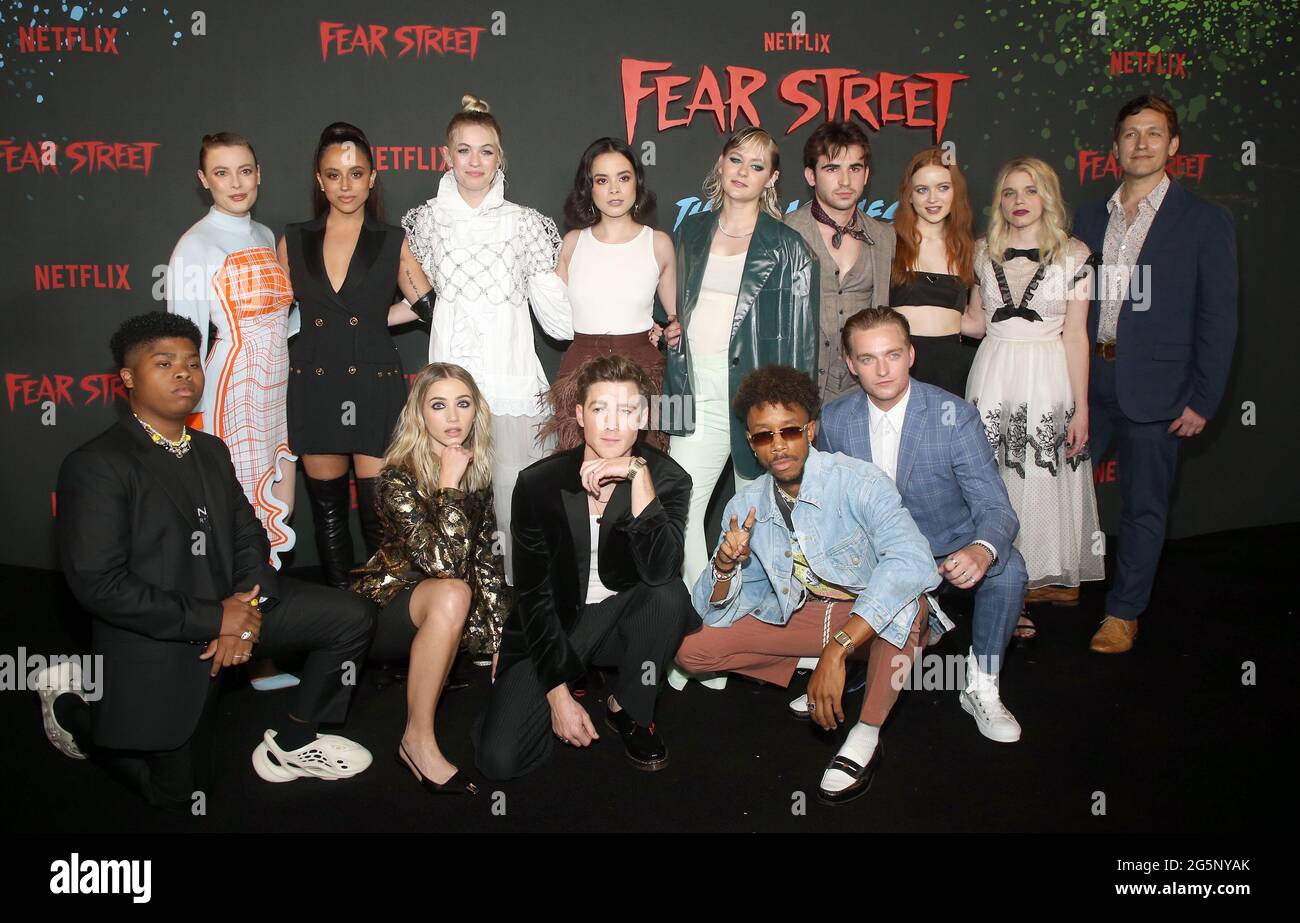 Los Angeles, CA - Juni 28 - McCabe Slye, Benjamin Flores Jr., Ted Sutherland, Olivia Scott Welch, Gillian Jacobs, Kiana Madeira, Julia Rehwald, Ryan Simpkins, Sadie Sink, Elizabeth Scopel, Emily Rudd, Jeremy Ford, Darrell Britt-Gibson, bei der Premiere von Netflix's „Fear Street Trilogy“ am 28. Juni 2021 im Los Angeles State Historic Park in Los Angeles, Kalifornien. Quelle: Saye Sadou/MediaPunch Stockfoto