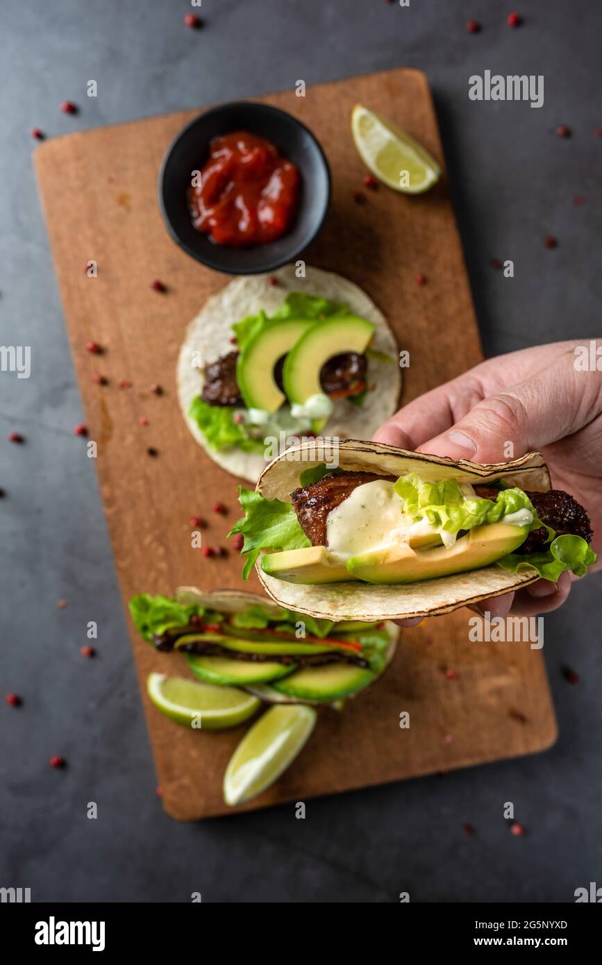 Frischer Taco mit Avocado auf Schneidebrett Stockfoto