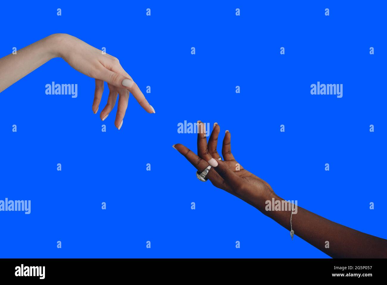 Kaukasische und afroamerikanische Hand, die sich gegenseitig ausstreut. Stockfoto