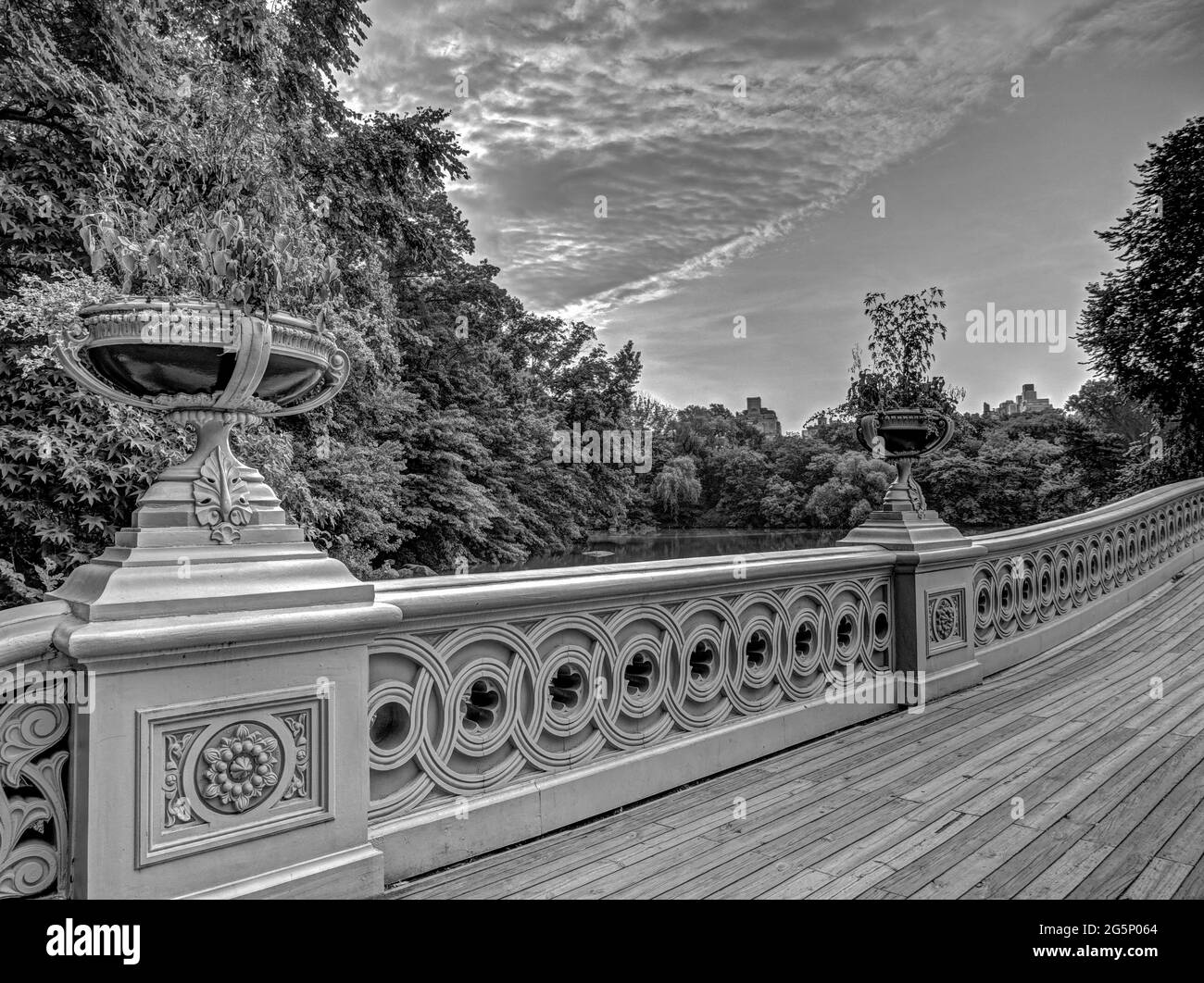 Bogenbrücke, Central Park, New York City im Sommer am frühen Morgen Stockfoto