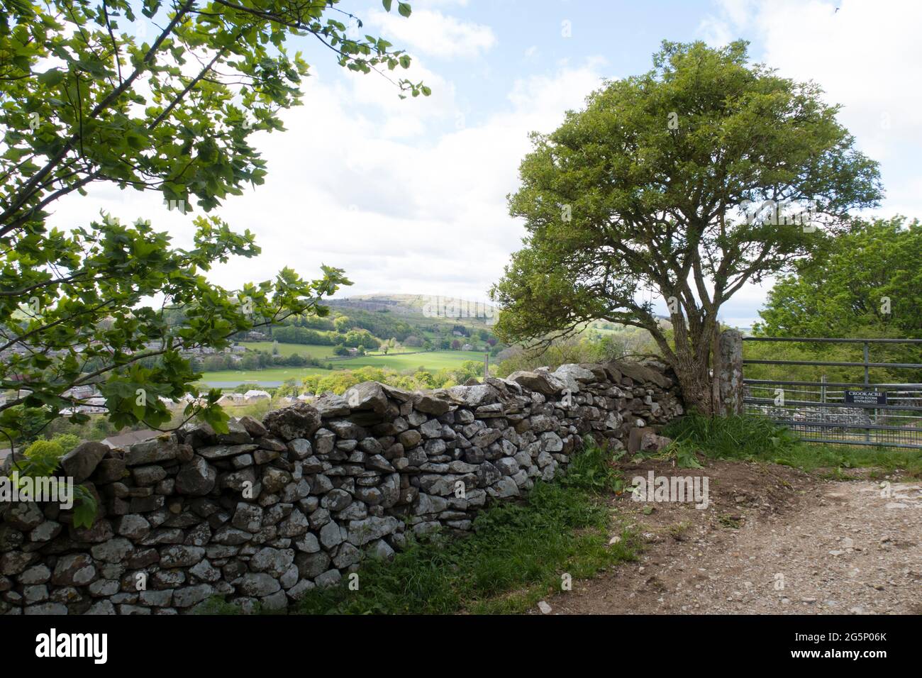 Altes Bauernhaus mit Trockenmauern mit sanften Hügeln und grünen Feldern in der Ferne in Yorkshire Dales Stockfoto