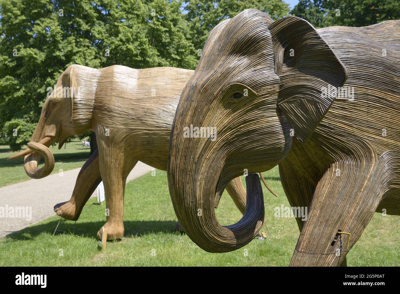 London, England, Großbritannien. „Koexistenz“ - eine Ausstellung für Umweltkunst, die aus 100 lebensgroßen Holzelefanten besteht, die sich durch London bewegen. Hier in St. James Stockfoto