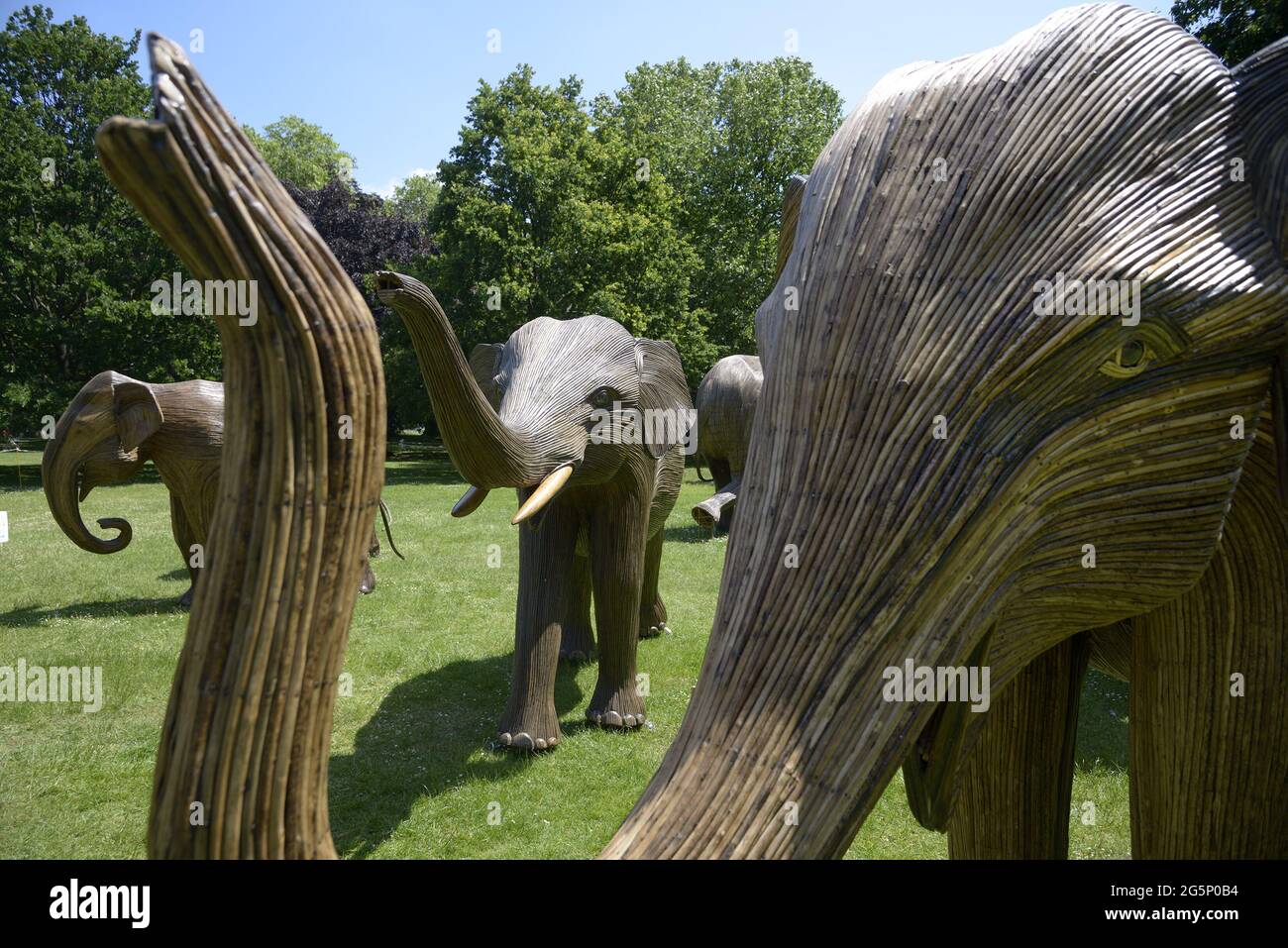 London, England, Großbritannien. „Koexistenz“ - eine Ausstellung für Umweltkunst, die aus 100 lebensgroßen Holzelefanten besteht, die sich durch London bewegen. Hier in St. James Stockfoto