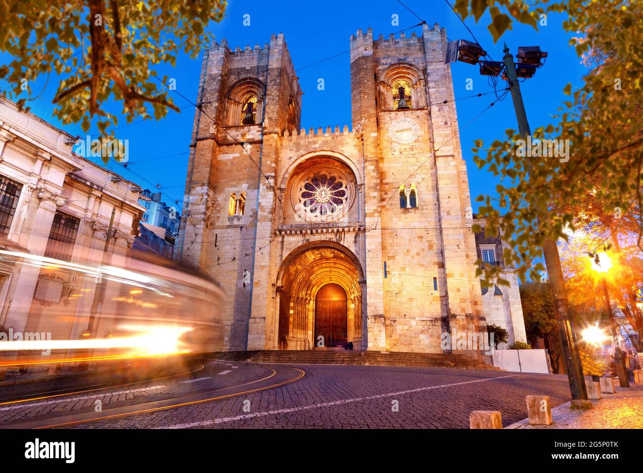 Lissabon Straße bei Nacht.Tour Tourismus und Wahrzeichen in Lissabon, Portugal.Architektur und berühmte Orte. Santa Maria maior Kathedrale in Lissabon, Portugal Stockfoto