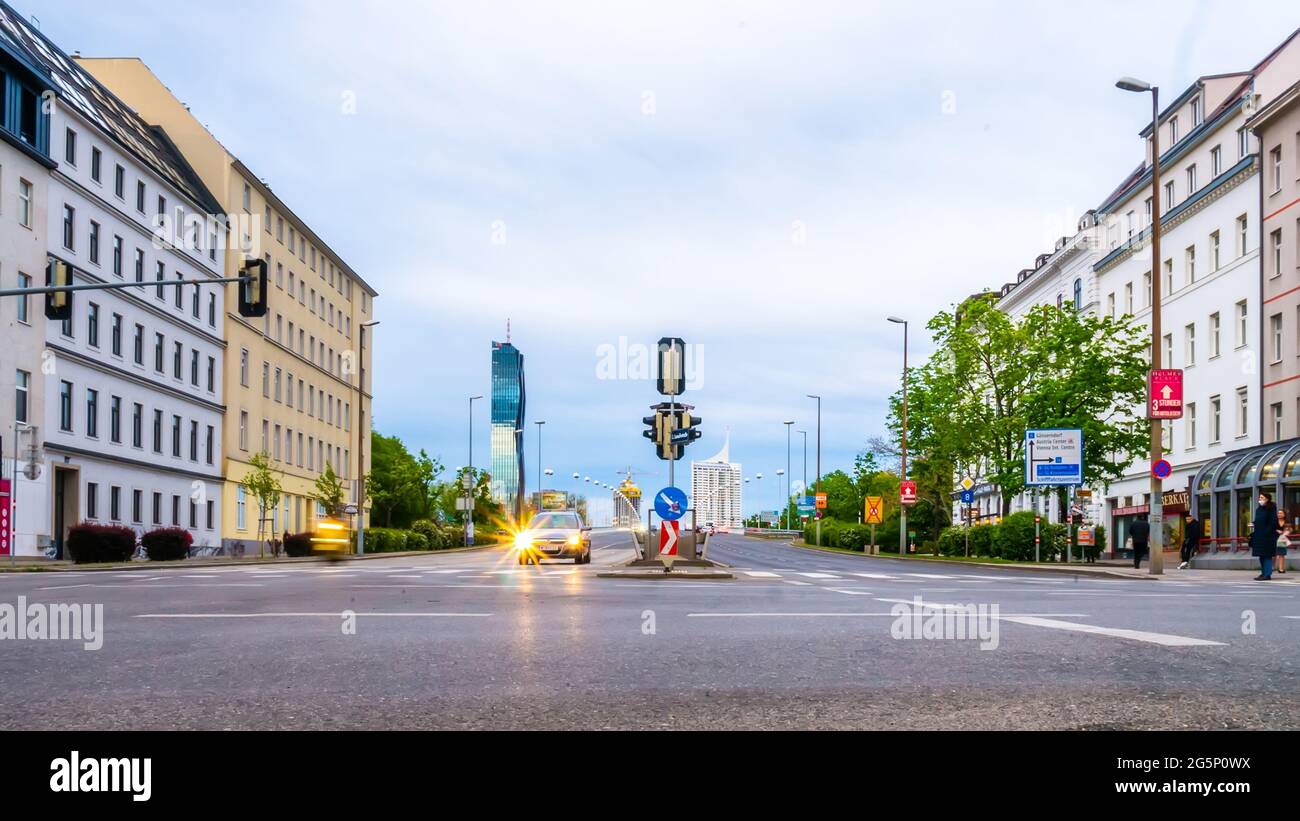 WIEN, ÖSTERREICH - 05. MAI 2021: Sehen Sie sich den Verkehr auf der Reichsbrücke in Wien, Wien, Österreich an einem bewölkten Tag an. Stockfoto