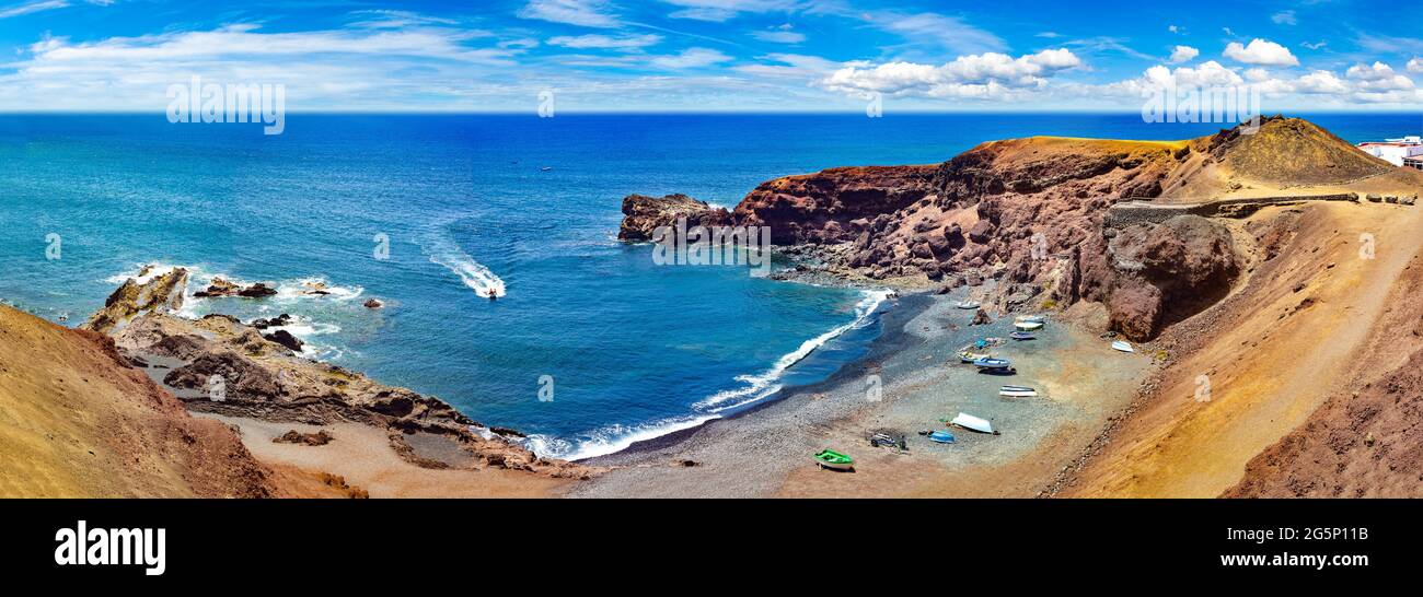 Malerische Landschaft Grüner See in El Golfo, Lanzarote, Spanien. Kanarische Inseln und spanischer Strand. Stockfoto