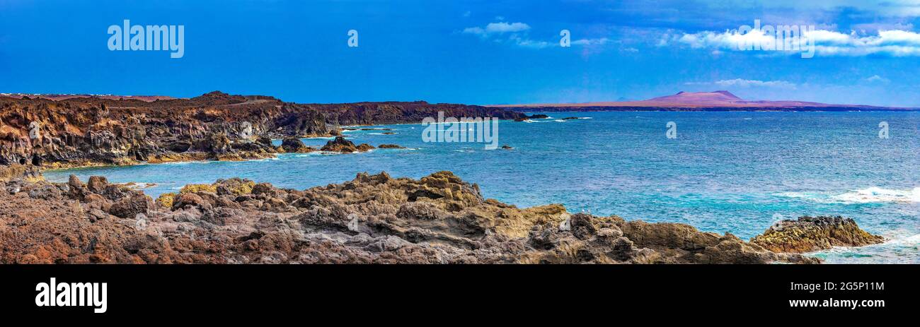 Malerische Landschaft Los Hervideros Lavahöhlen auf der Insel Lanzarote, Wahrzeichen der Kanarischen Inseln. Strände, Klippen und Inseln von Spanien. Stockfoto