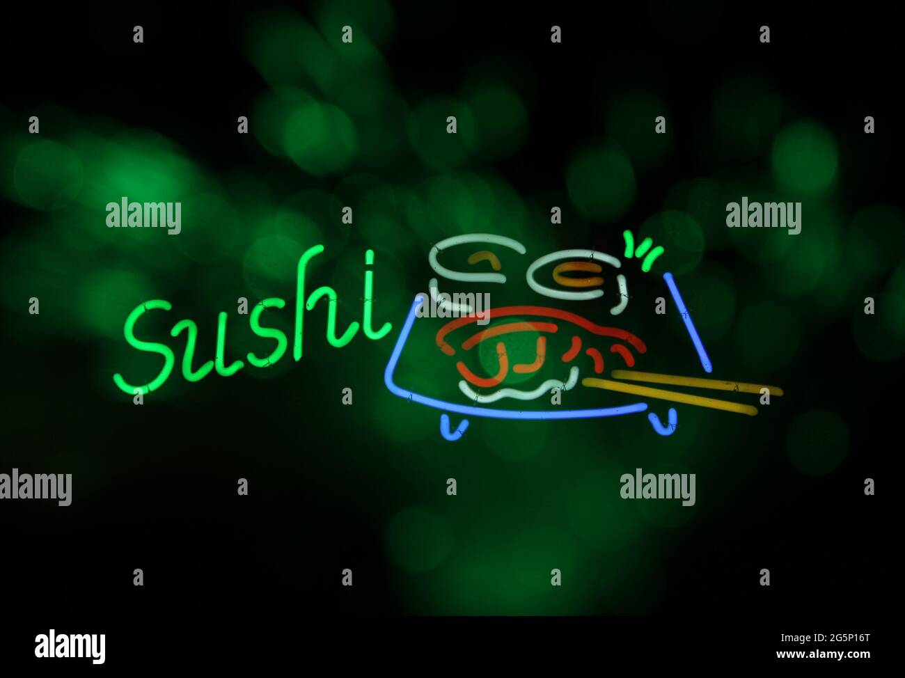 Vintage Neon Sushi Sign Photo Composite Mit Grünem Bokeh Stockfoto