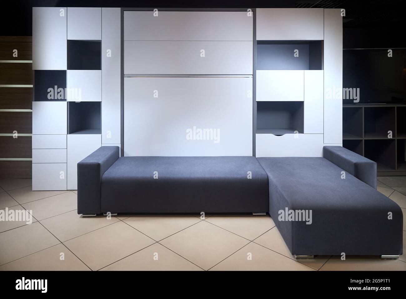 Schlafzimmer Innenwohnung mit gefaltetem Vertikal Murphy-Wandbett, ausklappbares  Bett, das in einem Kleiderschrank mit vielen Regalen und Schubladen  aufbewahrt wird, minimalistisch Stockfotografie - Alamy