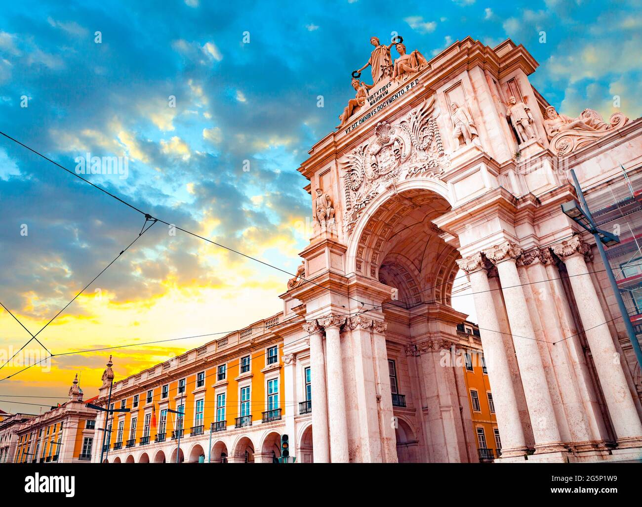 Sonnenaufgang über dem Arco da Rua Augusta Architekturdenkmal, historisches Wahrzeichen.Stadtzentrum von Lissabon Portugal. Stockfoto