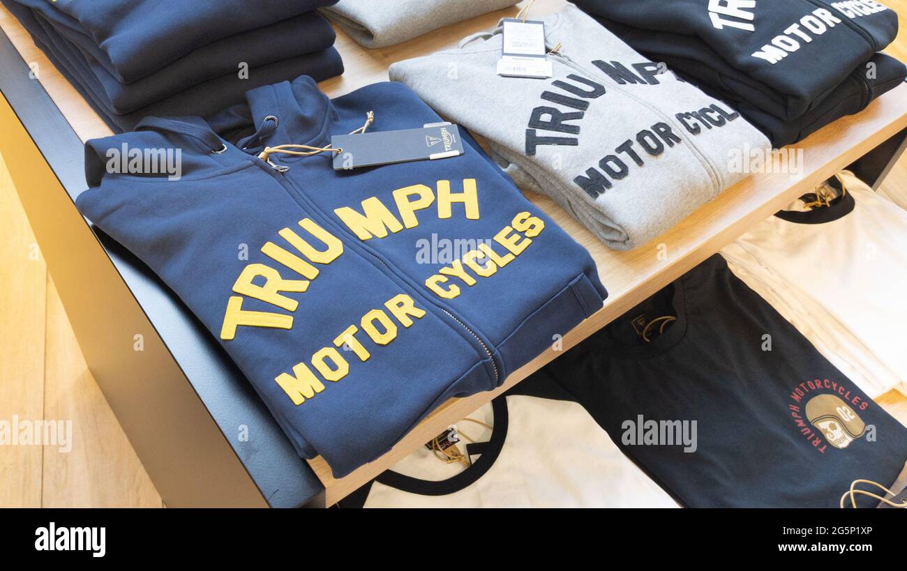 Bordeaux Aquitaine Frankreich 01 10 21 Triumph Mode Marke Kleidung Im Shop Motorrad Mit Logo Und Text Zeichen Auf Handlershop Stockfotografie Alamy