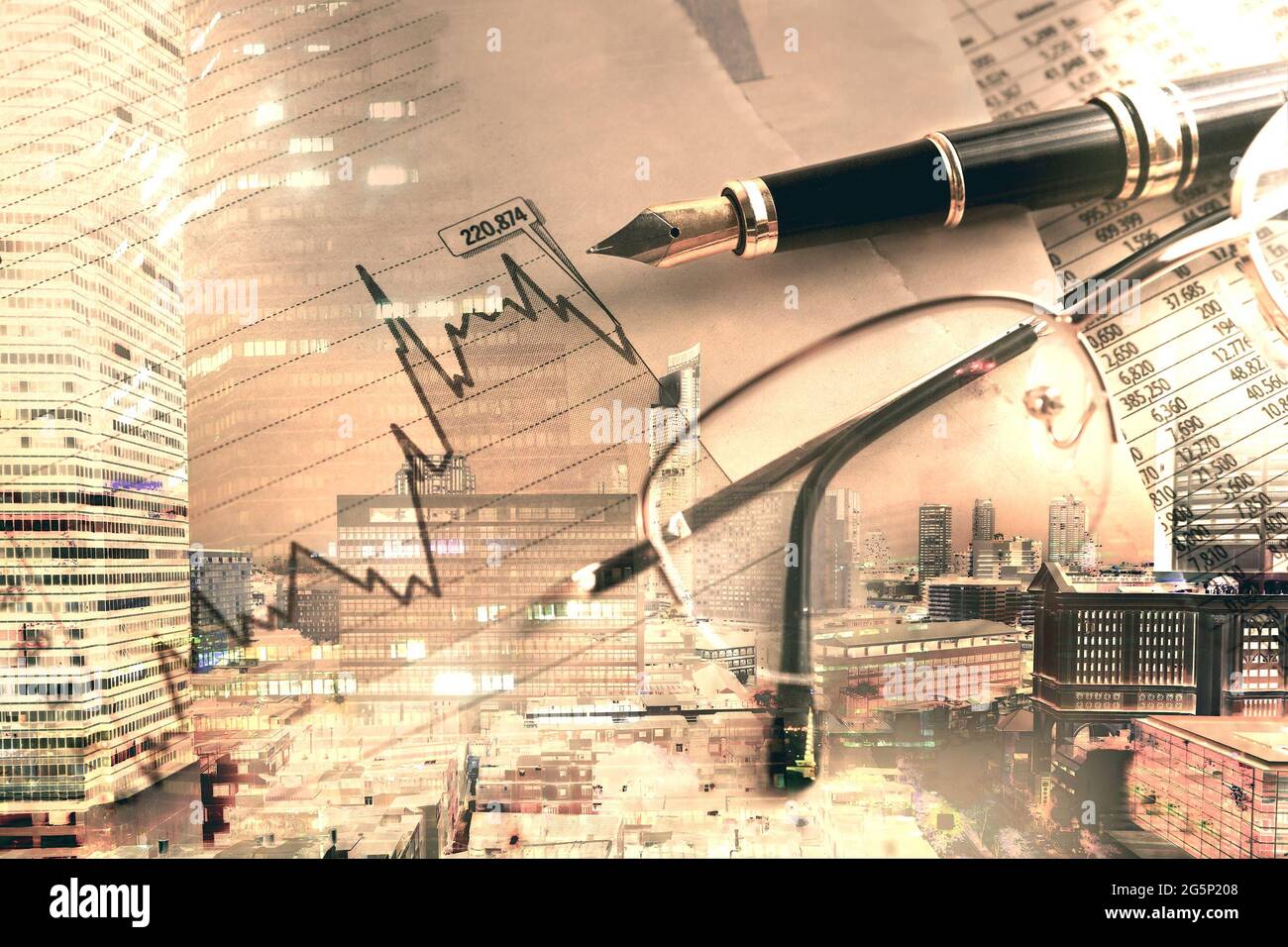 Finanz- und Geschäftskonzept.Stift, Rechner über Grafiken und Diagramme.Doppelte Belichtung mit Stadtlichtern. Bank- und Finanzhintergrund Stockfoto