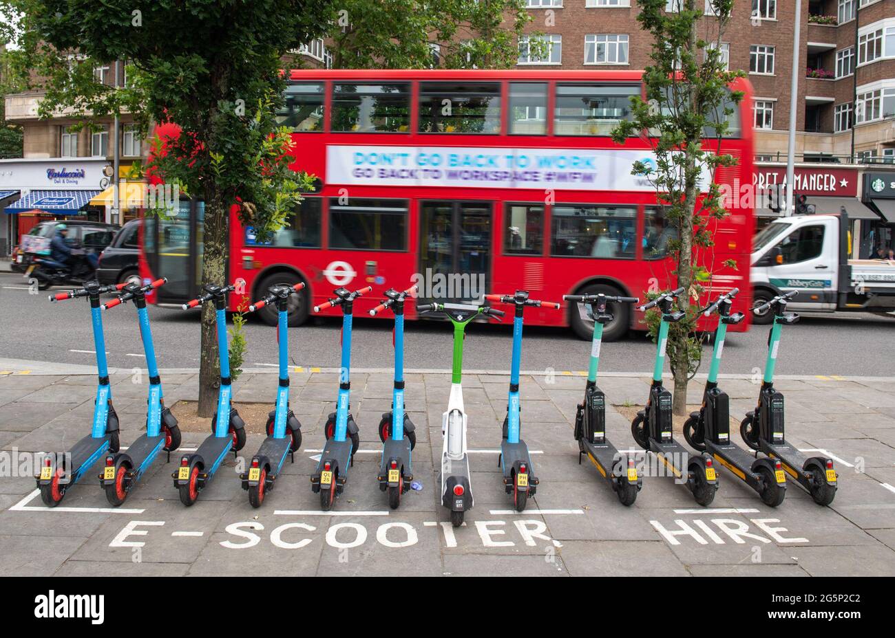 Allgemeine Ansicht von E-Scootern, die von Dott, Lime und Tier an einem E-Scooter-Verleih in Kensington, West London betrieben werden Bilddatum: Dienstag, 29. Juni 2021. Stockfoto