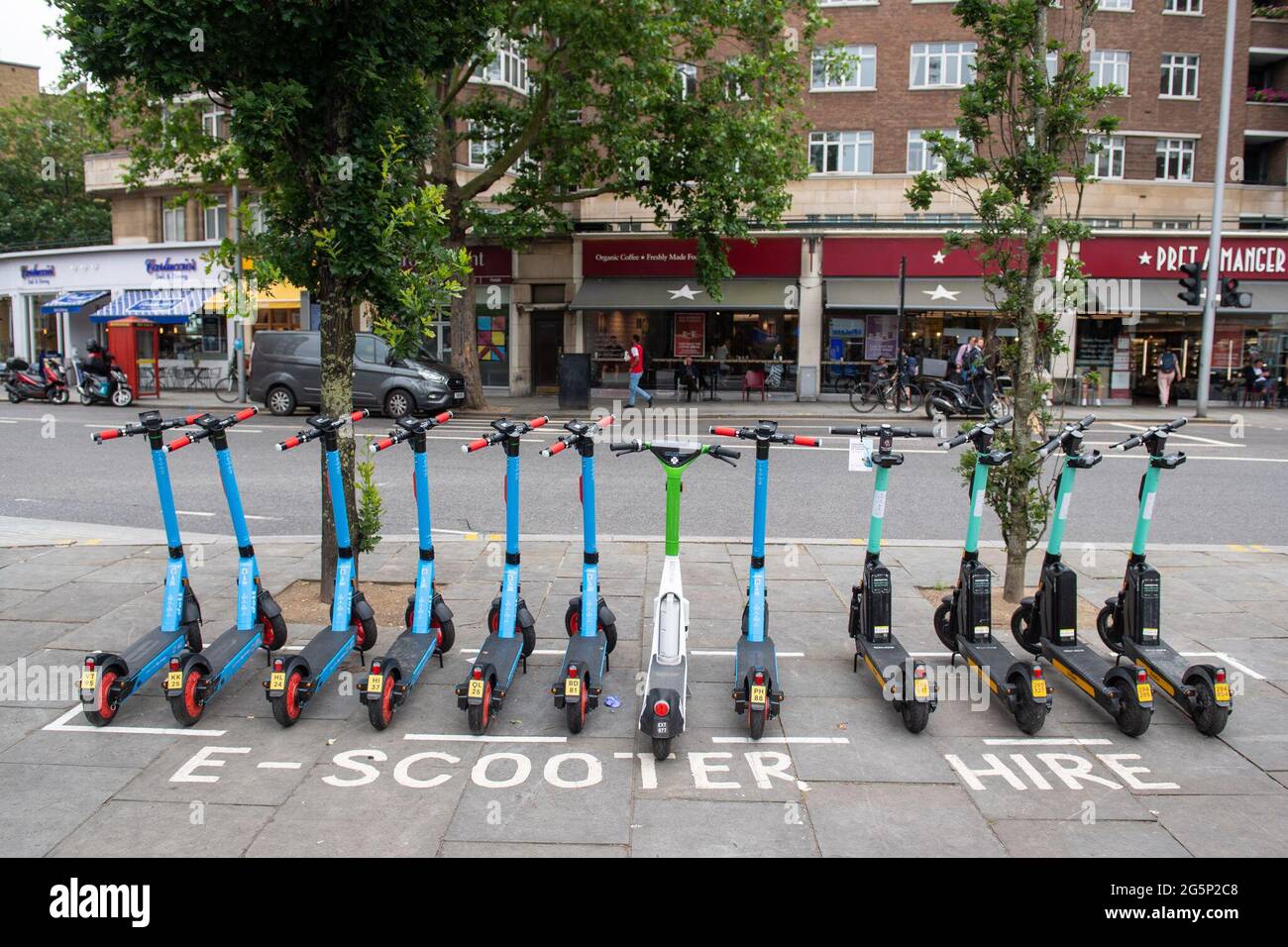 Lime und Dott e Scooter können in London, Großbritannien, mit Bussen und  Autos gemietet werden. Radfahrer und Menschen zu Fuß. Geschäftige  Stadtszene mit Elektrorollern auf der Straße Stockfotografie - Alamy