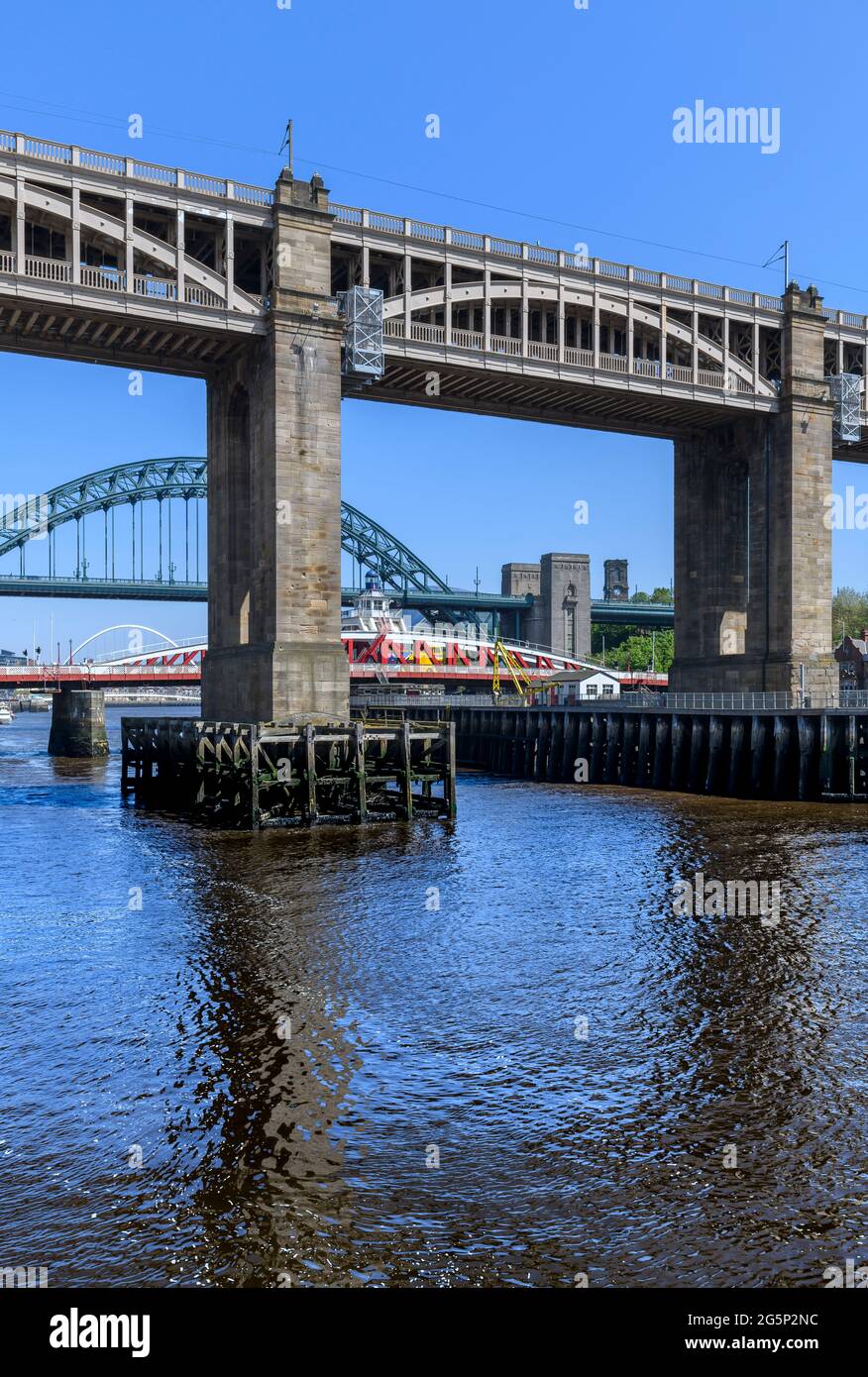 Drei Brücken, die Newcastle und Gateshead verbinden: Tyne, Swing und die High Level Bridge mit zwei Decks für Fußgänger, Busse und Züge. Stockfoto