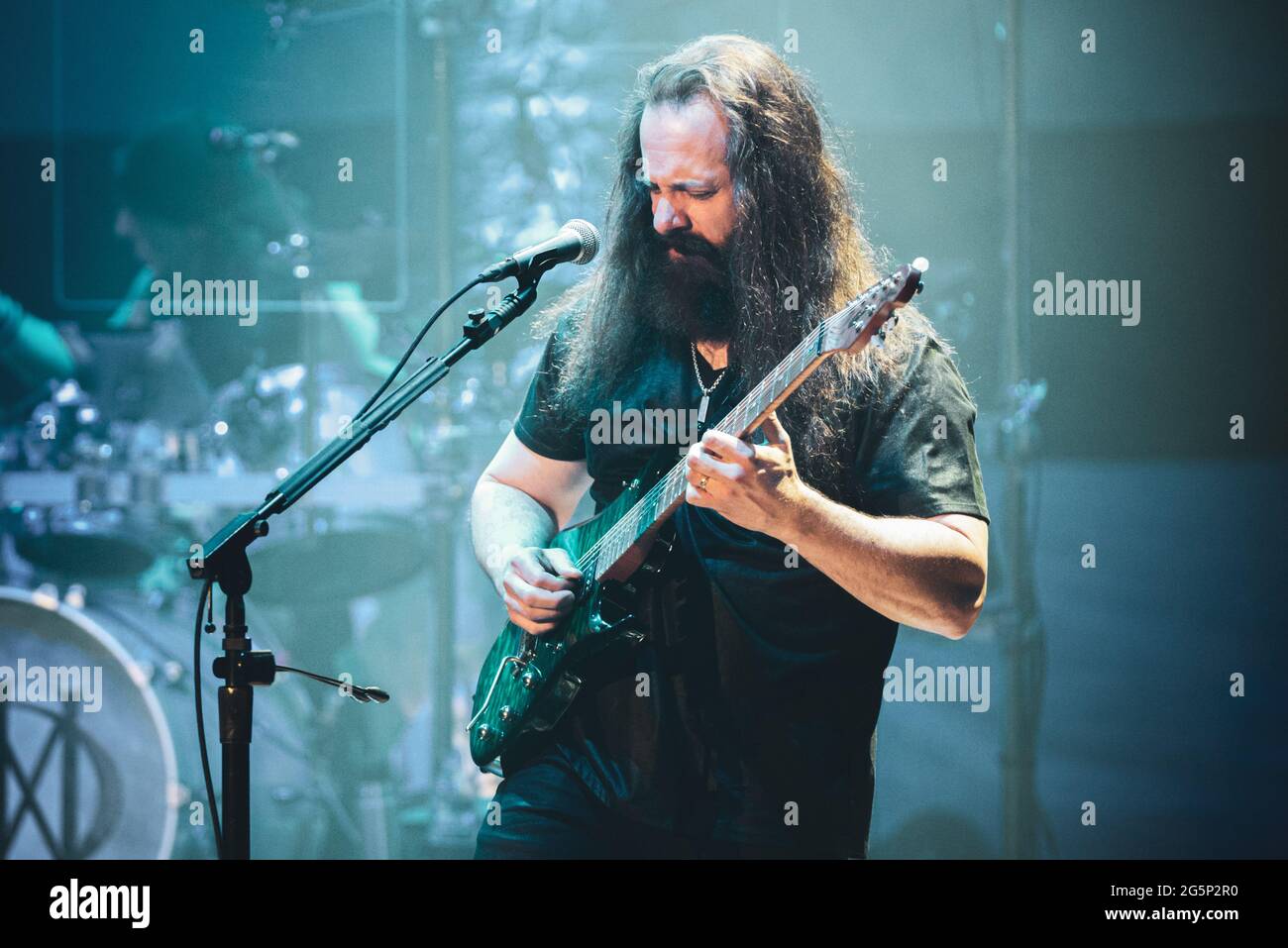 AUDITORIUM LINGOTTO, TURIN, ITALIEN: John Petrucci, Gitarrist der amerikanischen Progressive Metal Band Dream Theater, tritt live auf der Bühne für die „Images, Words and Beyond“ Tour in Turin auf. Stockfoto