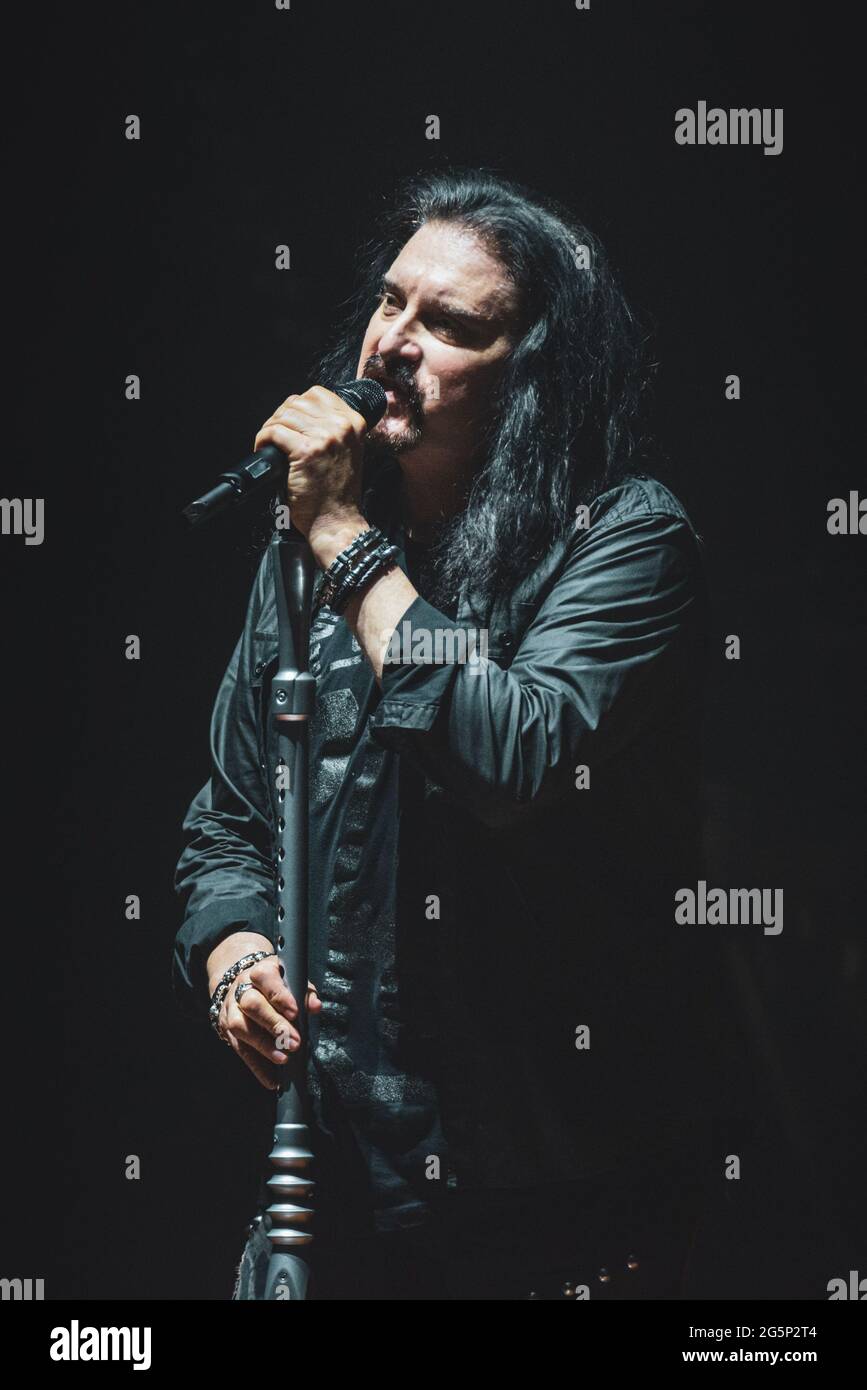AUDITORIUM LINGOTTO, TURIN, ITALIEN: James LaBrie, Sänger der amerikanischen Progressive Metal Band Dream Theater, tritt live auf der Bühne für die „Images, Words and Beyond“ Tour in Turin auf. Stockfoto