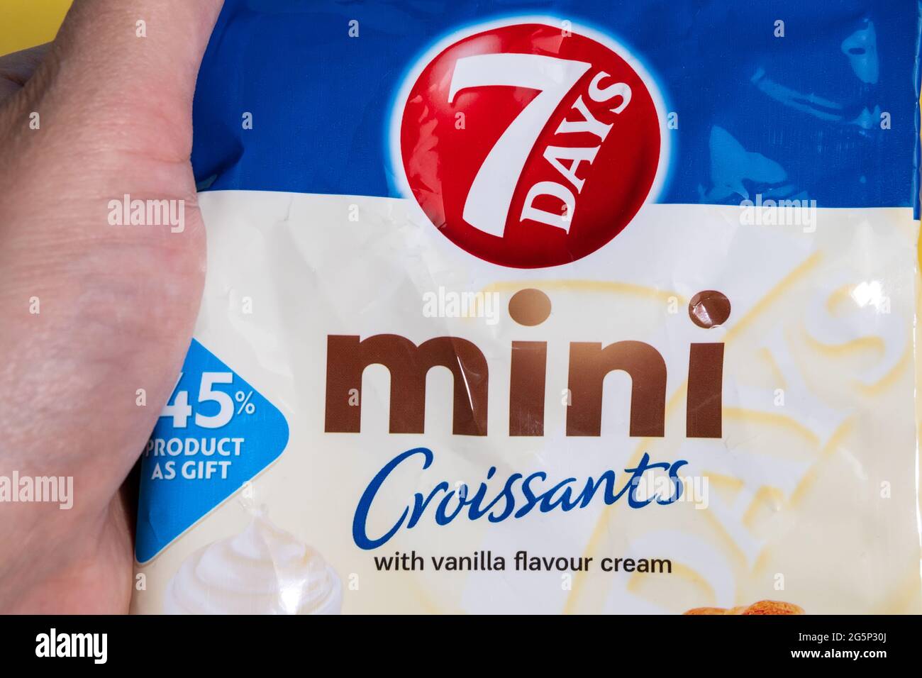 Tjumen, Russland-21. Juni 2021: 7 Tage Mini Croissant Vanila Geschmack. Croissant 7 Tage von chipita hergestellt Stockfoto