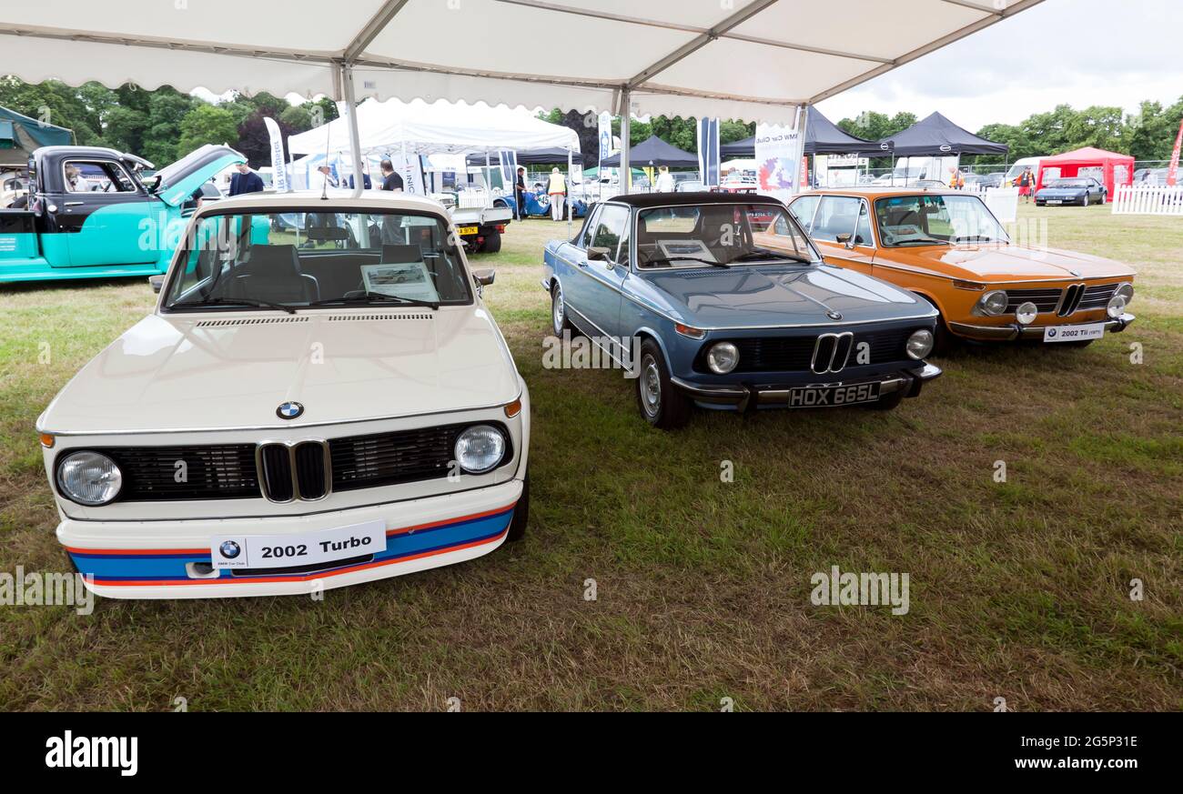 Ansicht von BMW 2002 Turbo, 2002 Cabriolet (E10) und einem 2002 TII (von links nach rechts) auf der London Classic Car Show 2021, Syon Park Stockfoto