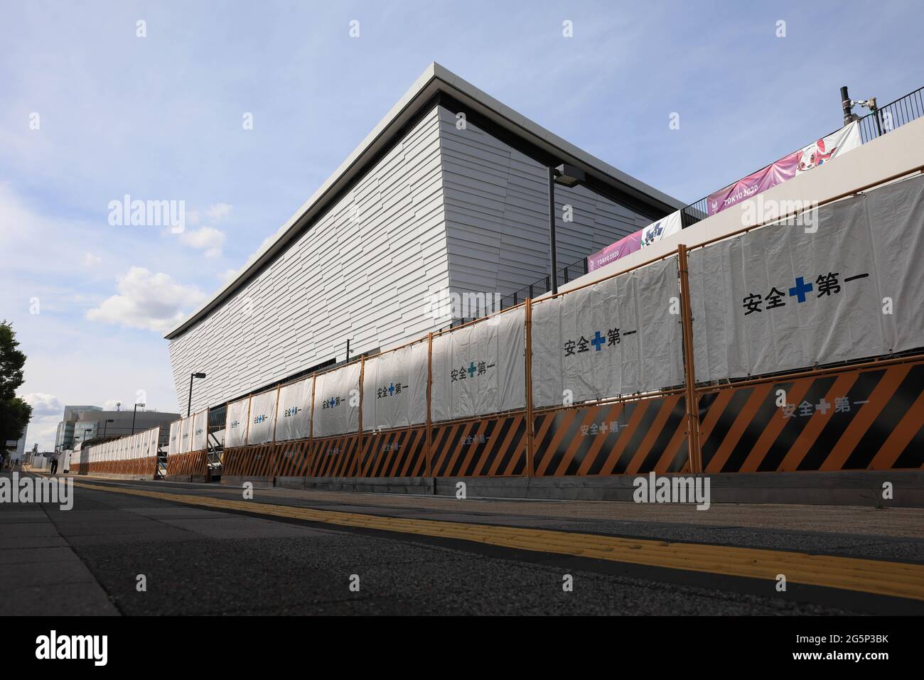 Tokio, Japan. Juni 2021. Blick auf die Ariake Arena in Tokio.25 Tage vor der Eröffnung der Olympischen Sommerspiele 2020 in Tokio befinden sich viele Sportstätten und Fanzonen noch im Bau. Das Kasai Kanuslalom Center ist der olympische Austragungsort für den Kanuslalom. (Foto: Stanislav Kogiku/SOPA Images/Sipa USA) Quelle: SIPA USA/Alamy Live News Stockfoto