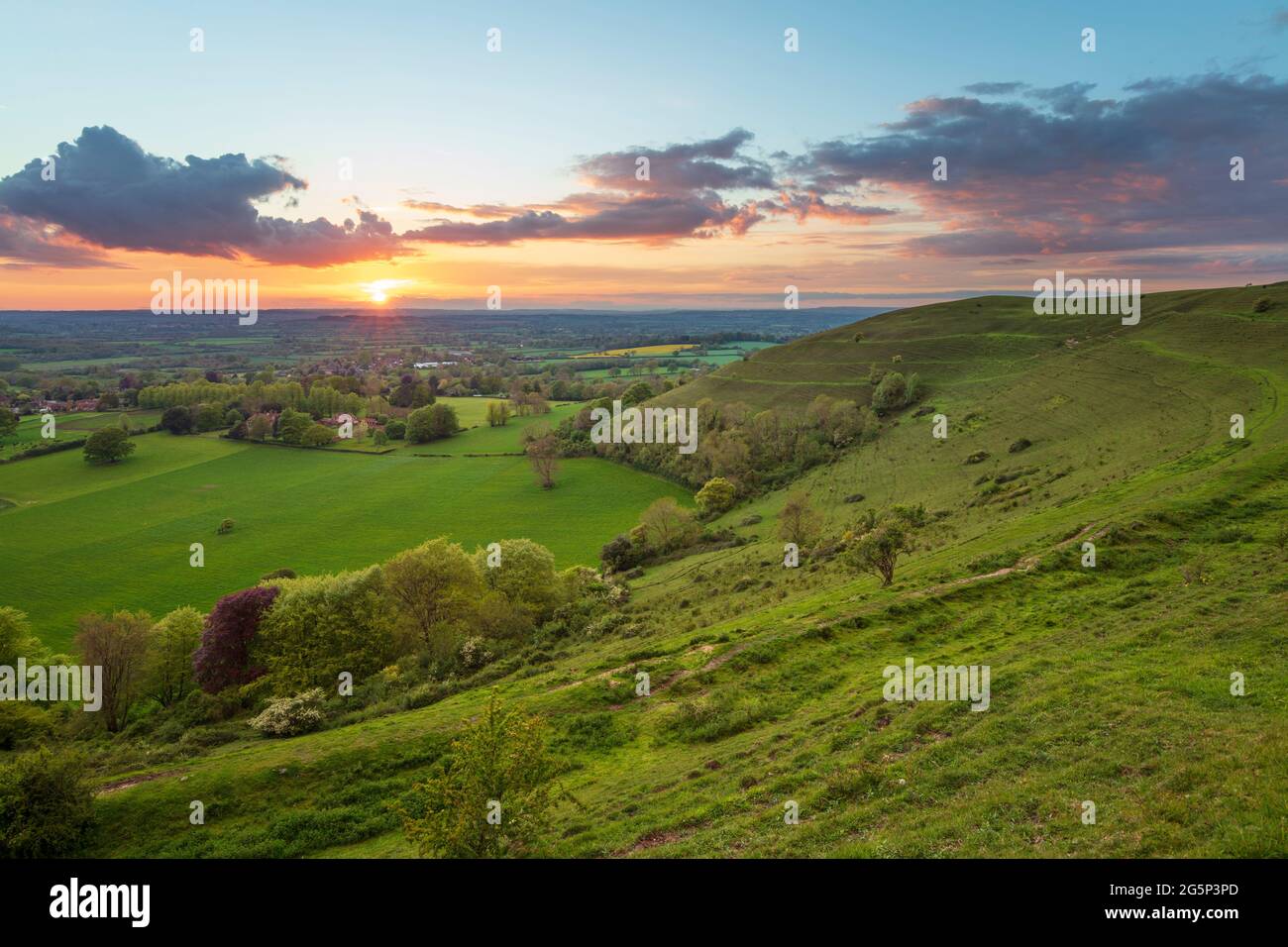 Eisernes Hügelfort von Hambledon Hill in Cranborne Chase AONB bei Sonnenuntergang, Iwerne Courtney (Shroton), Blandford Forum, Dorset, England, Vereinigtes Königreich Stockfoto