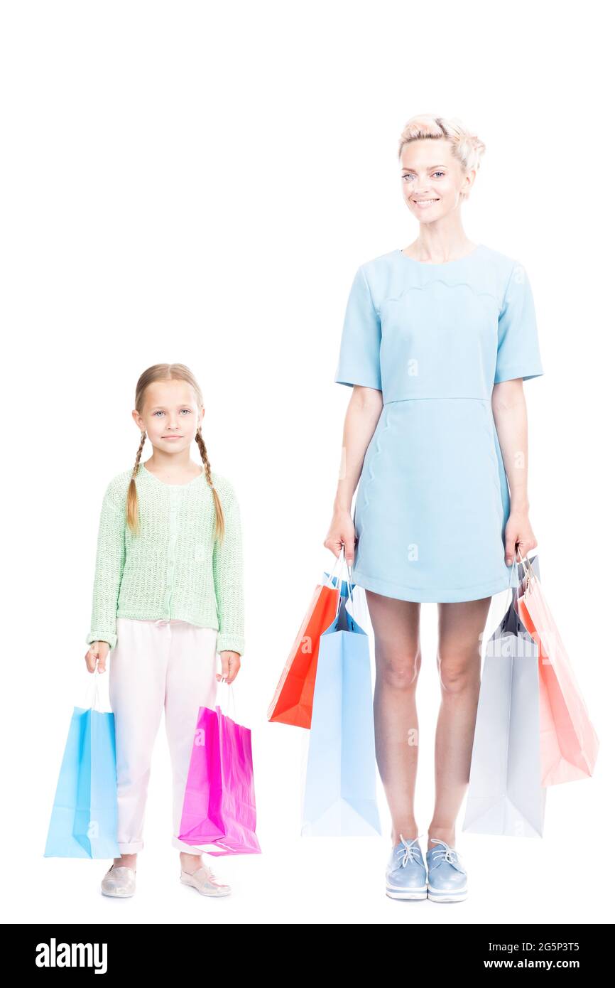 Studio-Porträt von jungen erwachsenen Frau verbringen Zeit mit ihrer niedlichen Tochter beim Einkaufen, weißer Hintergrund Stockfoto