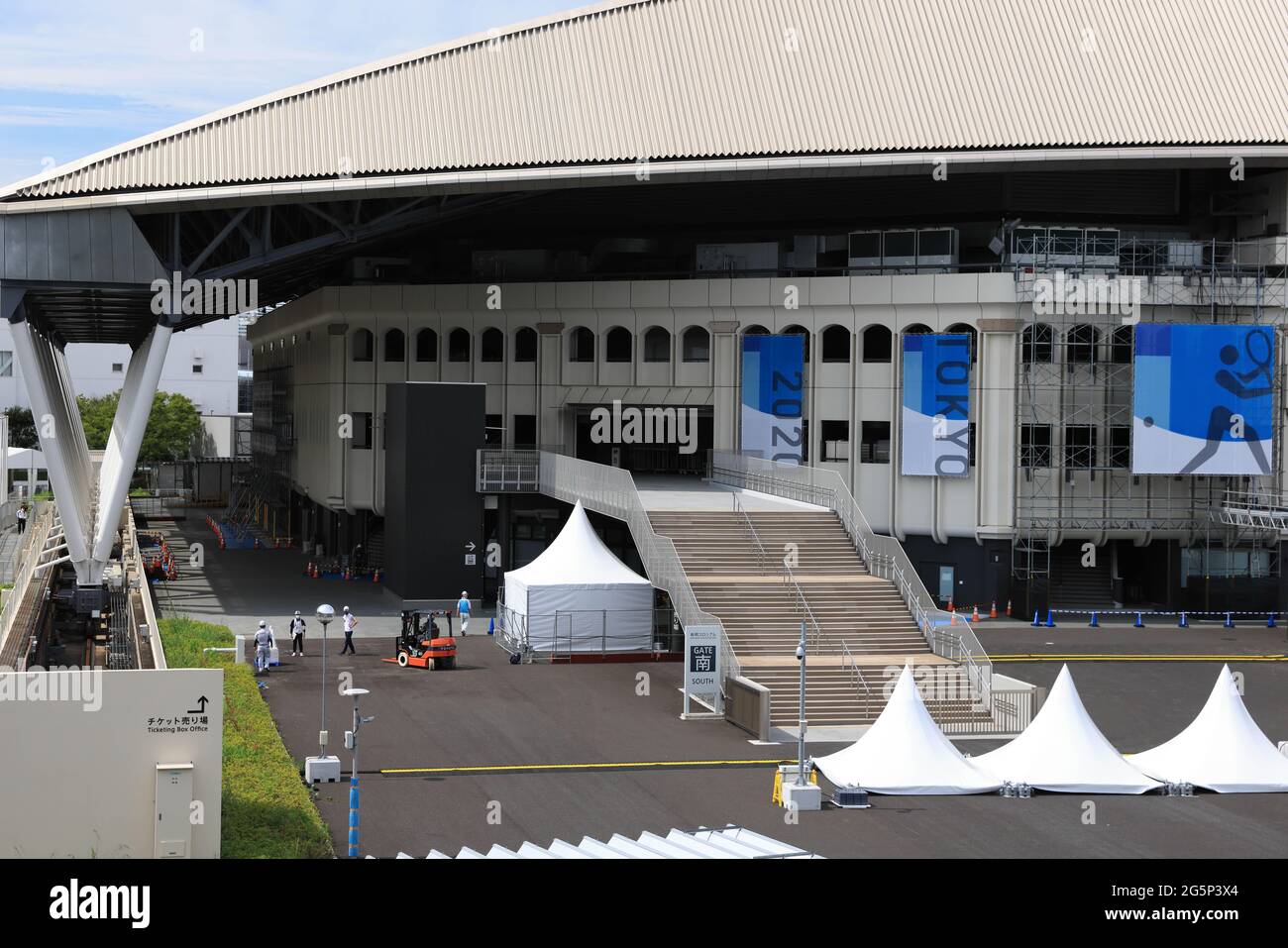 Tokio, Japan. Juni 2021. Blick auf die Baustelle des Ariake Tennis Parks.25 Tage vor der Eröffnung der Olympischen Sommerspiele 2020 in Tokio befinden sich noch viele Sportstätten und Fanzonen im Bau. Das Kasai Kanuslalom Center ist der olympische Austragungsort für den Kanuslalom. (Foto: Stanislav Kogiku/SOPA Images/Sipa USA) Quelle: SIPA USA/Alamy Live News Stockfoto