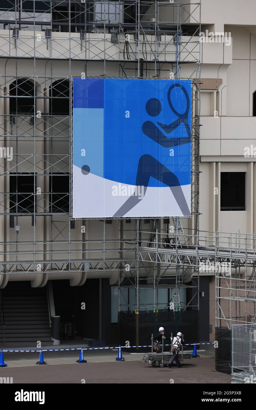 Tokio, Japan. Juni 2021. Blick auf die Baustelle des Ariake Tennis Parks.25 Tage vor der Eröffnung der Olympischen Sommerspiele 2020 in Tokio befinden sich noch viele Sportstätten und Fanzonen im Bau. Das Kasai Kanuslalom Center ist der olympische Austragungsort für den Kanuslalom. (Foto: Stanislav Kogiku/SOPA Images/Sipa USA) Quelle: SIPA USA/Alamy Live News Stockfoto