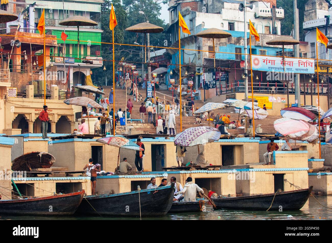Der geschäftige und überfüllte Dashashwamedh Ghat am Ufer des Flusses Ganges in Varanasi, Uttar Pradesh, Indien Stockfoto