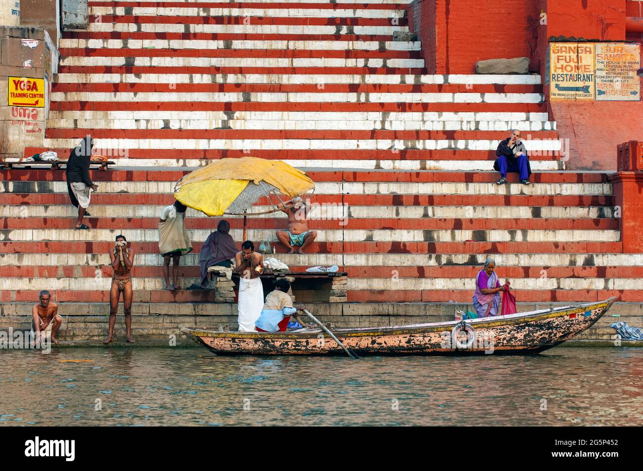 Morgendliche Badegäste nach der rituellen Reinigung am Ufer des Ganges in Varanasi, der heiligen Stadt, Uttar Pradesh, Indien Stockfoto