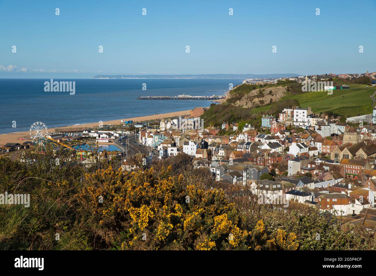 Blick über die Altstadt und den Strand zum Hastings Pier vom East Hill, Hastings, East Sussex, England, Großbritannien, Europa Stockfoto