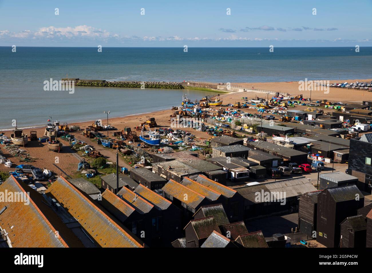 Blick über die Stade und die schwarzen Fischerhütten, Hastings, East Sussex, England, Vereinigtes Königreich, Europa Stockfoto