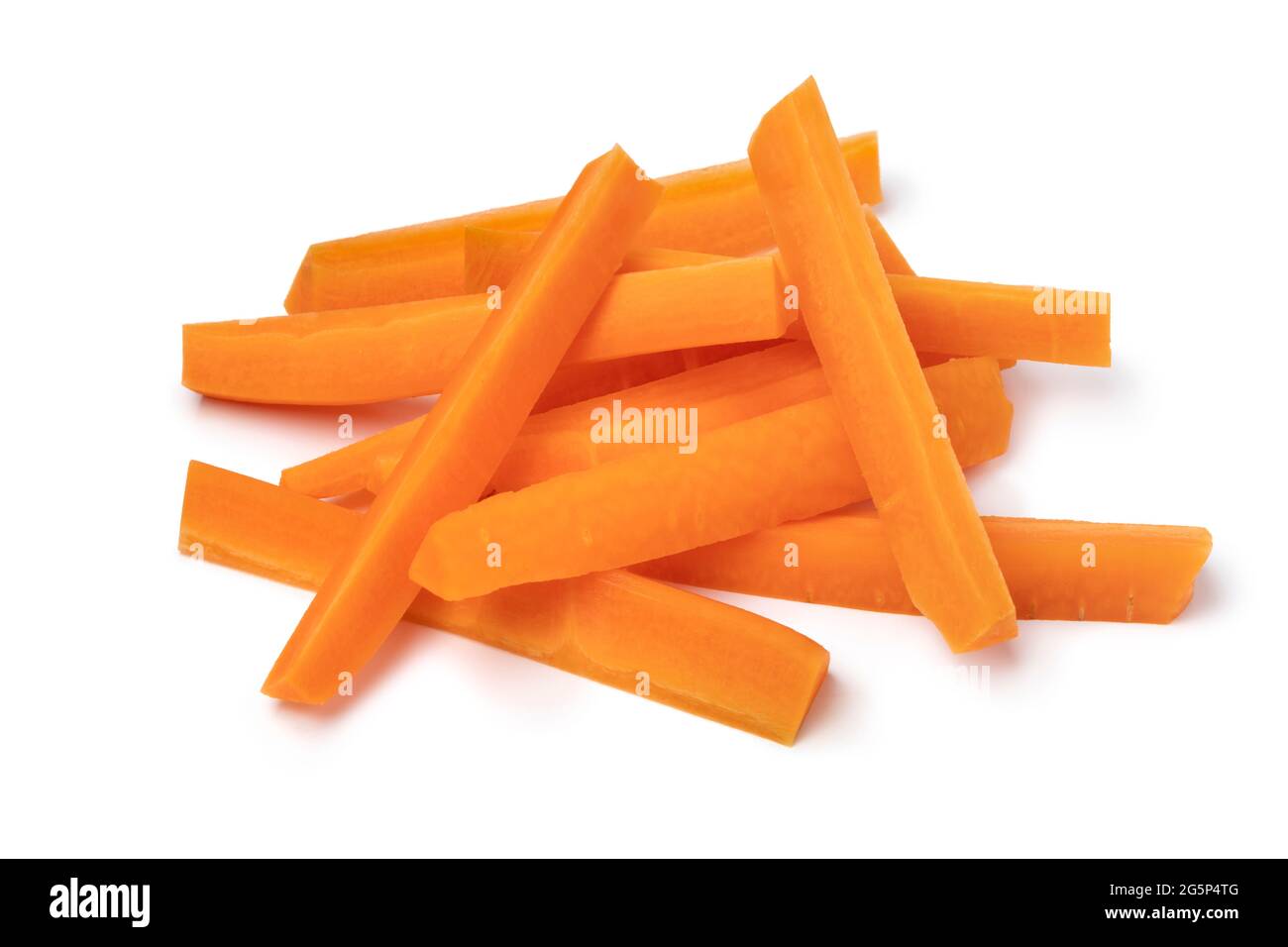 Haufen von frischen rohen gesunden Karottensticks als Snack isoliert auf weißem Hintergrund Stockfoto