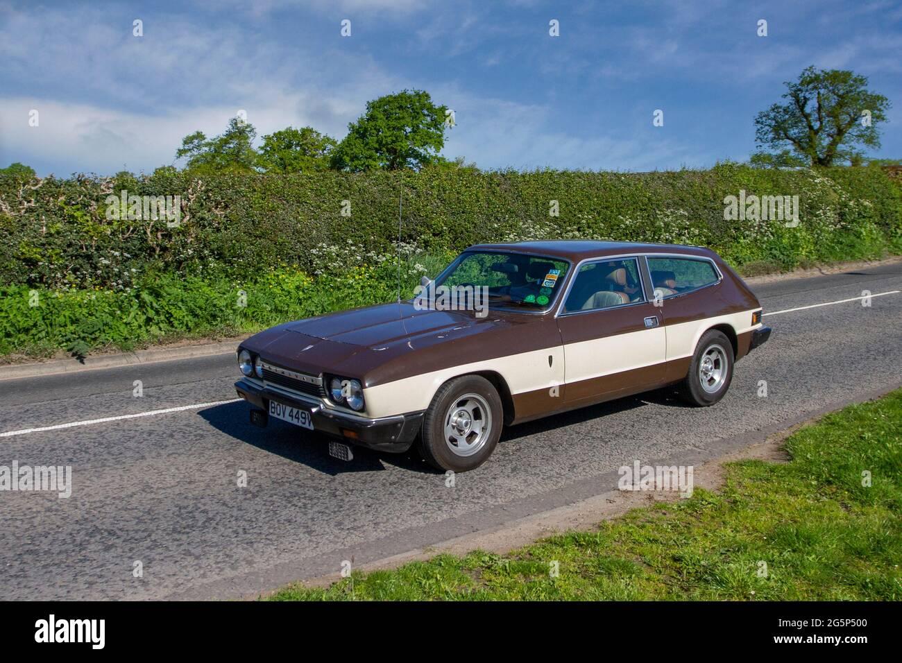 1979 70er Jahre braun weiß Reliant GTE 3-Gang-Automatik 2dr 2933 ccm Benzollimousine auf dem Weg zur Capesthorne Hall classic May Car Show, Ceshire, Großbritannien Stockfoto