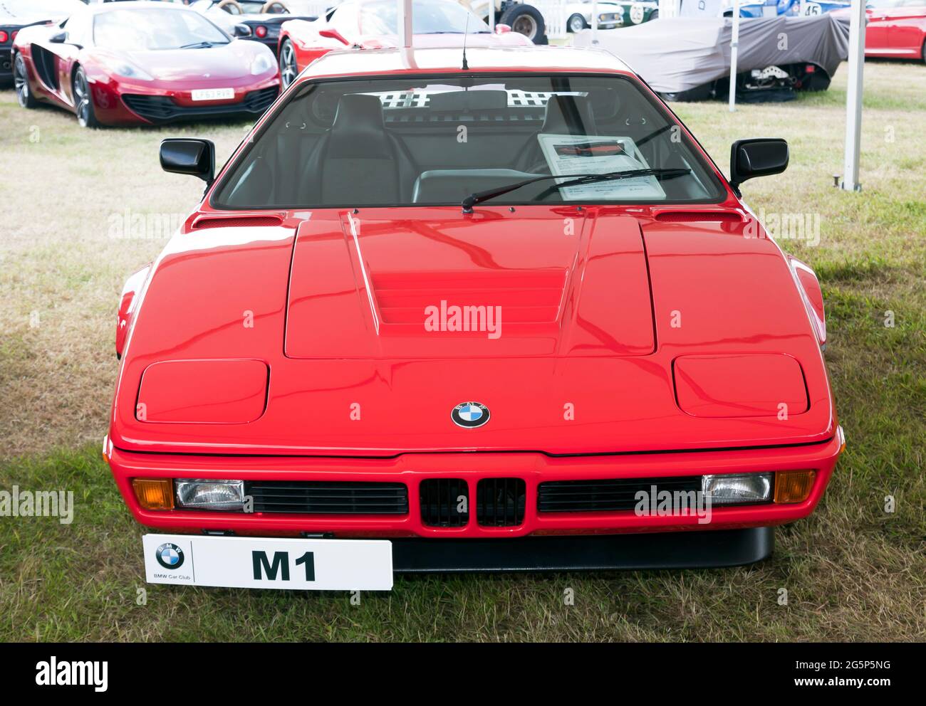 Vorderansicht eines roten, 1980, BMW M1, ausgestellt auf der 2021, London Classic Car Show, Syon Park Stockfoto