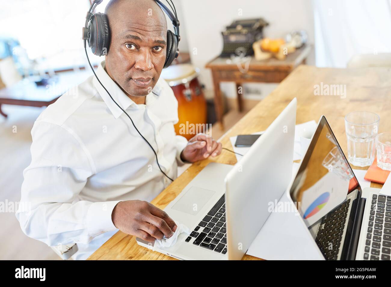 Afrikanischer Geschäftsmann, der während einer Online-Videokonferenz von zu Hause aus auf einem Laptop arbeitet Stockfoto