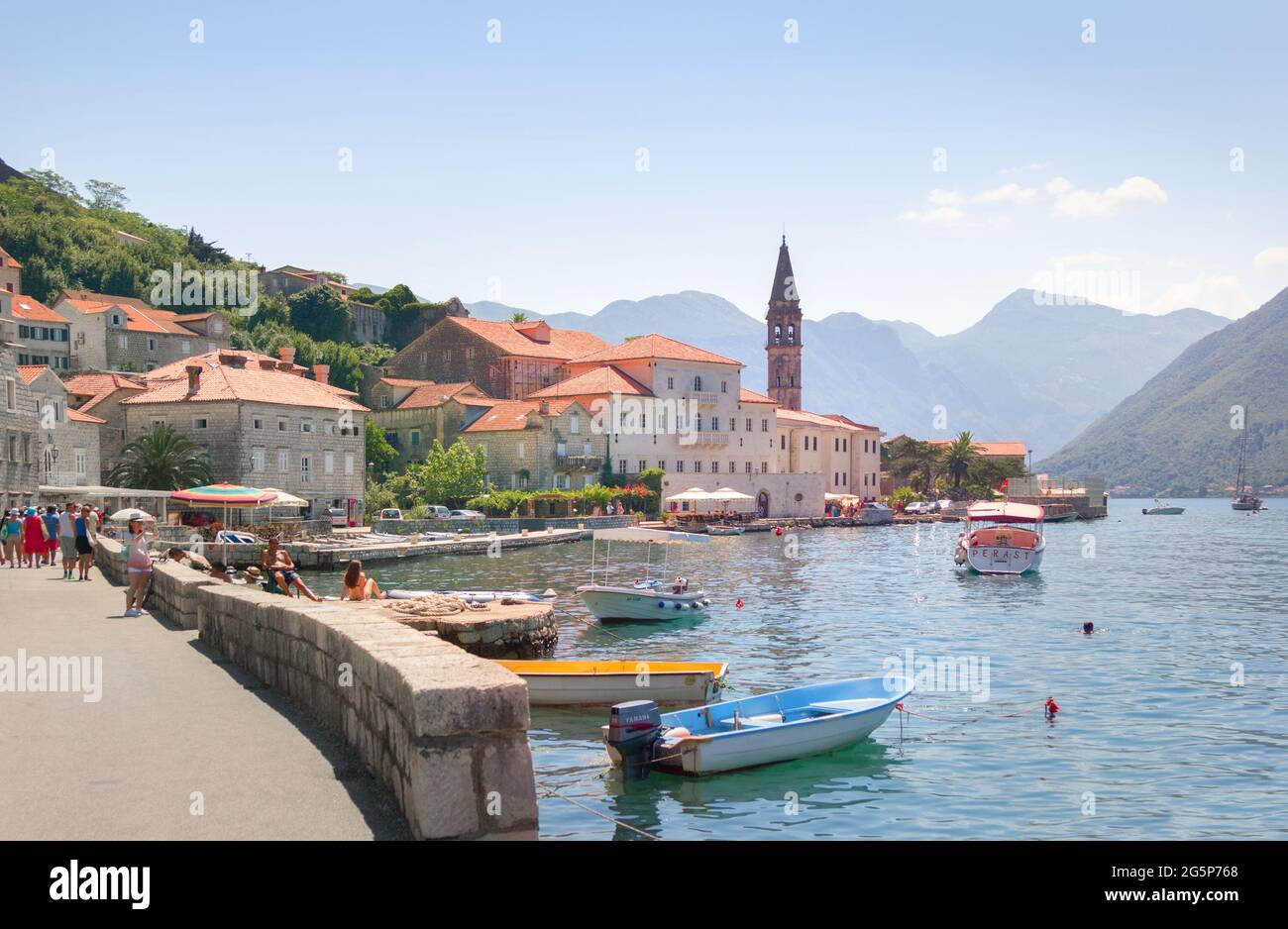 Perast, Montenegro - 6. Juli 2014: Blick auf die historische Stadt Perast in der weltberühmten Bucht von Kotor. Stockfoto