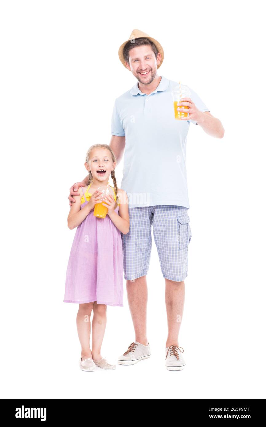 Vertikale Ganzkörperportrait von modernen kaukasischen Mann und Mädchen tragen Sommerkleidung stehen zusammen trinken frischen Orangensaft Stockfoto