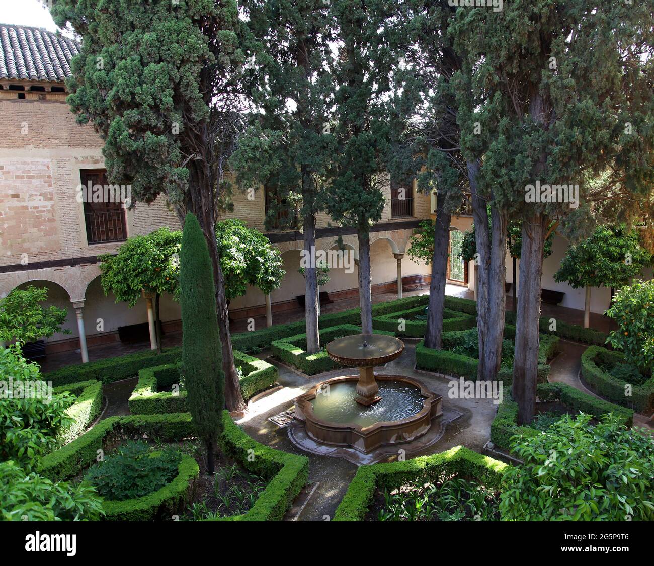 Alhambra Granada Spanien.Garten des Hofes des Lindaraja, Patio de Lindaraja.Daraxas Garten (Jardines de Daraxa) auch Garten der Orangenbäume (Jardín de los Naranjos) und Garten der Murmeln (Jardín de los Mármoles) genannt Stockfoto