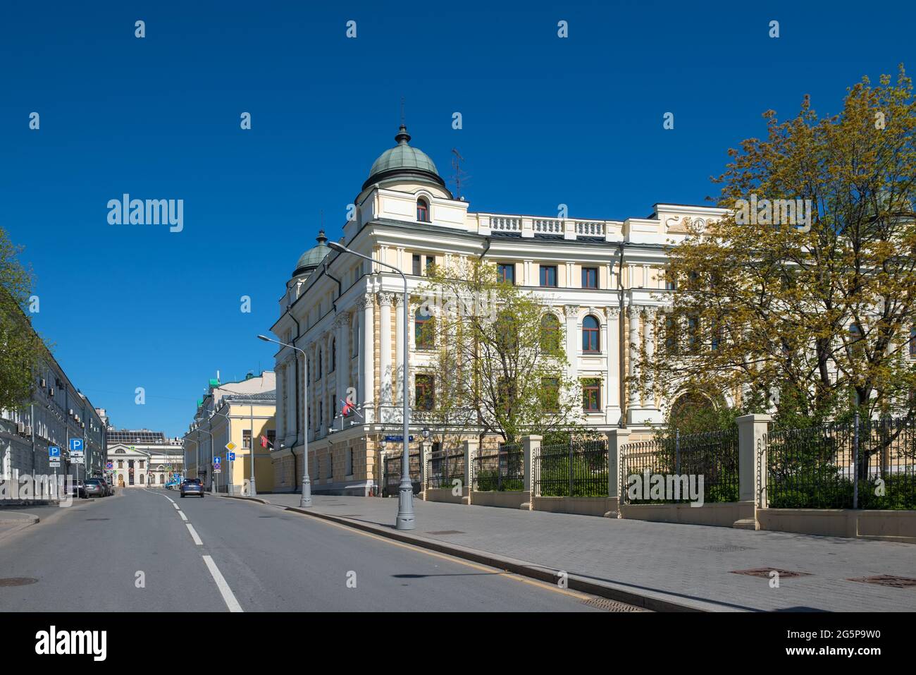 Moskau, Russland - 10. Mai 2021: Blick auf die Lenivka-Straße an einem Frühlingstag Stockfoto