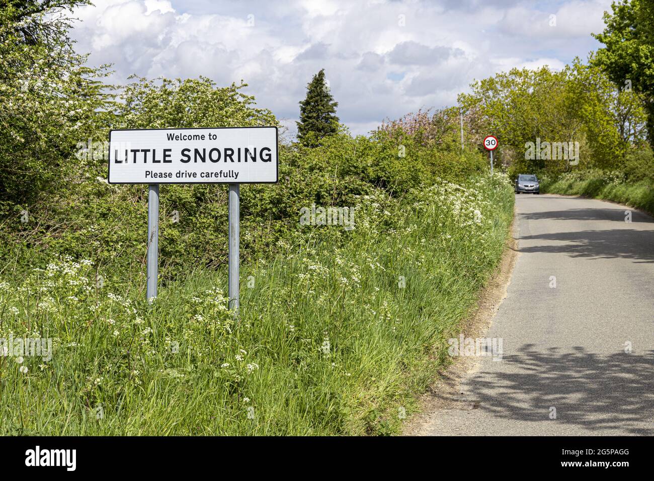 Ein Straßenschild, das die Menschen in das Dorf Little Snoring, Norfolk, Großbritannien, willkommen heißt Stockfoto