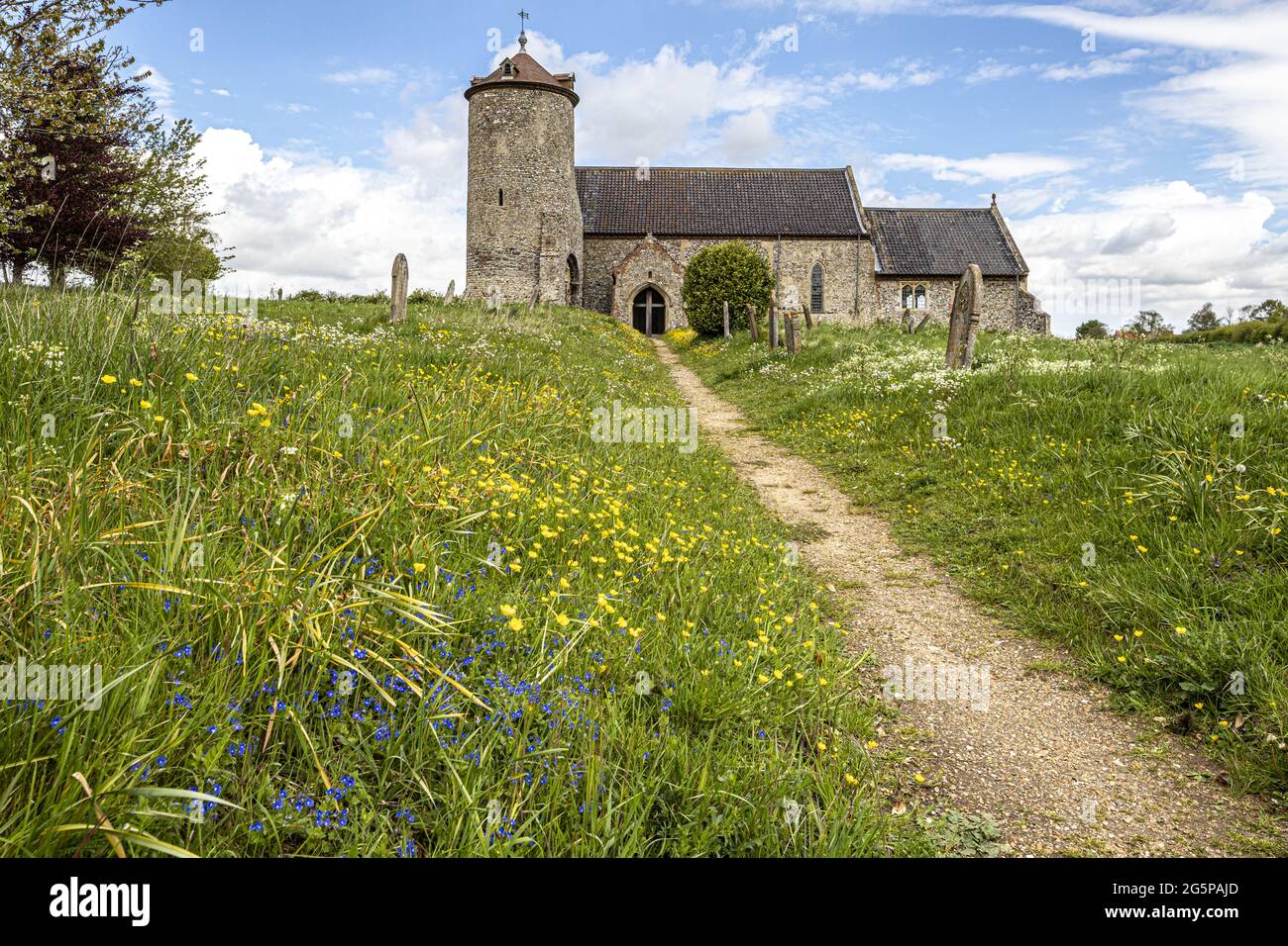 Frühling in der St. Andrews Kirche aus der normannischen Zeit im Dorf Little Snoring, Norfolk, Großbritannien Stockfoto