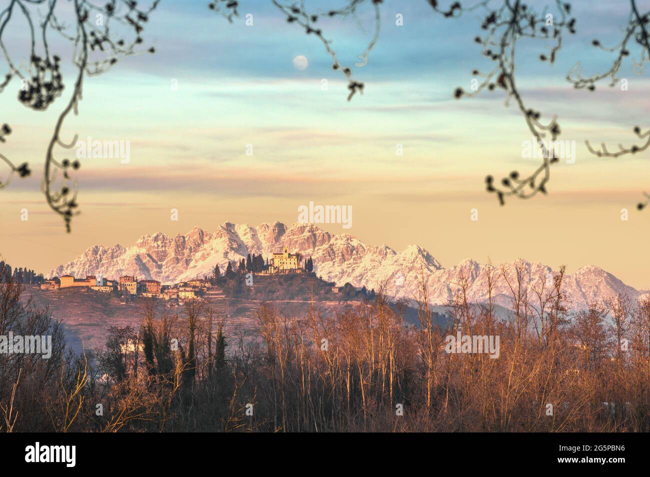 Montevecchia Landschaft mit Resegone Berg im Hintergrund. Lecco, Lombardei, Italien Stockfoto