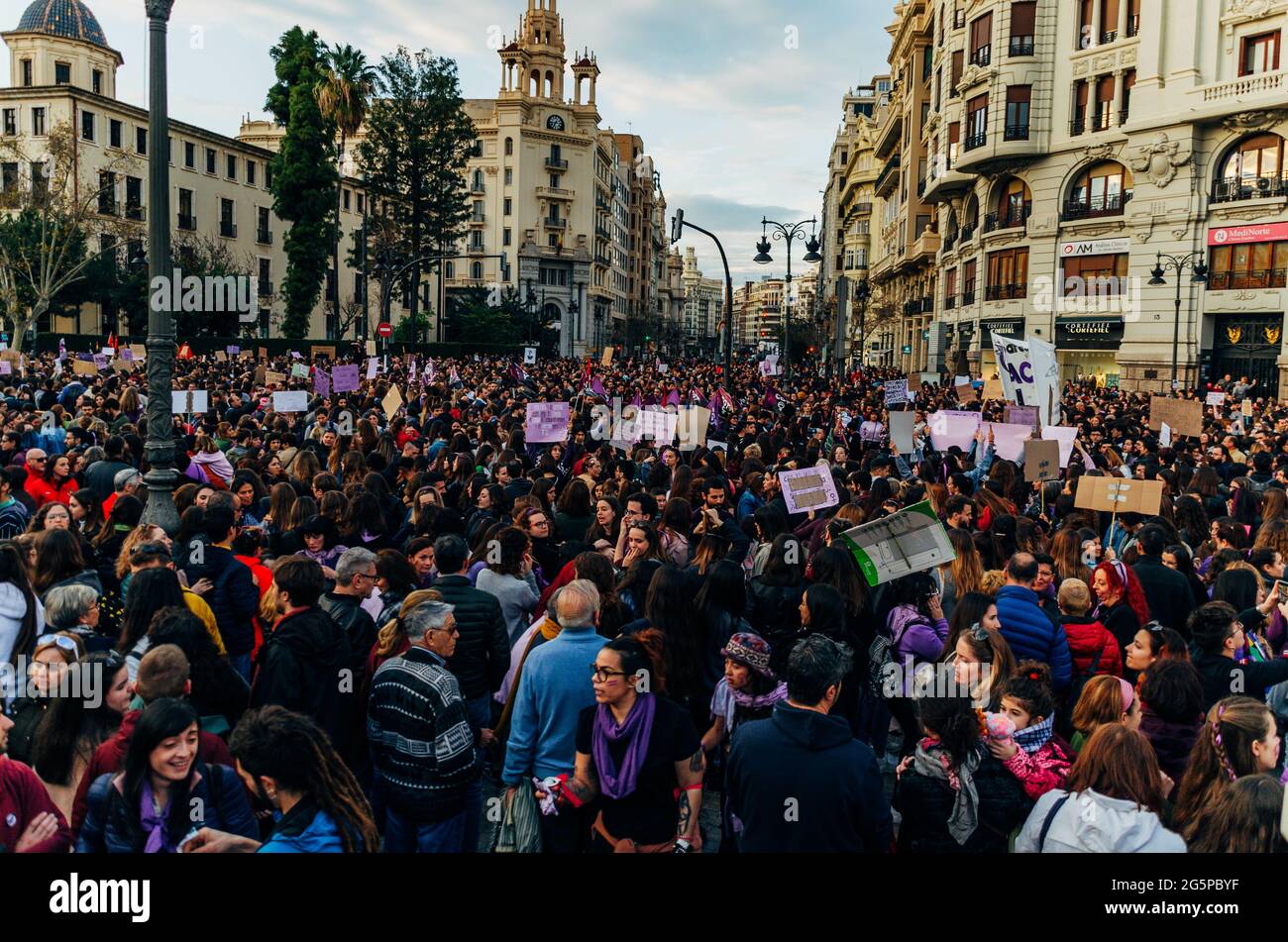 VALENCIA, SPANIEN - 12. März 2020: Bild des Platzes voller Tumult von Menschen mit purpurnen Bannern bei feministischer Demonstration Stockfoto