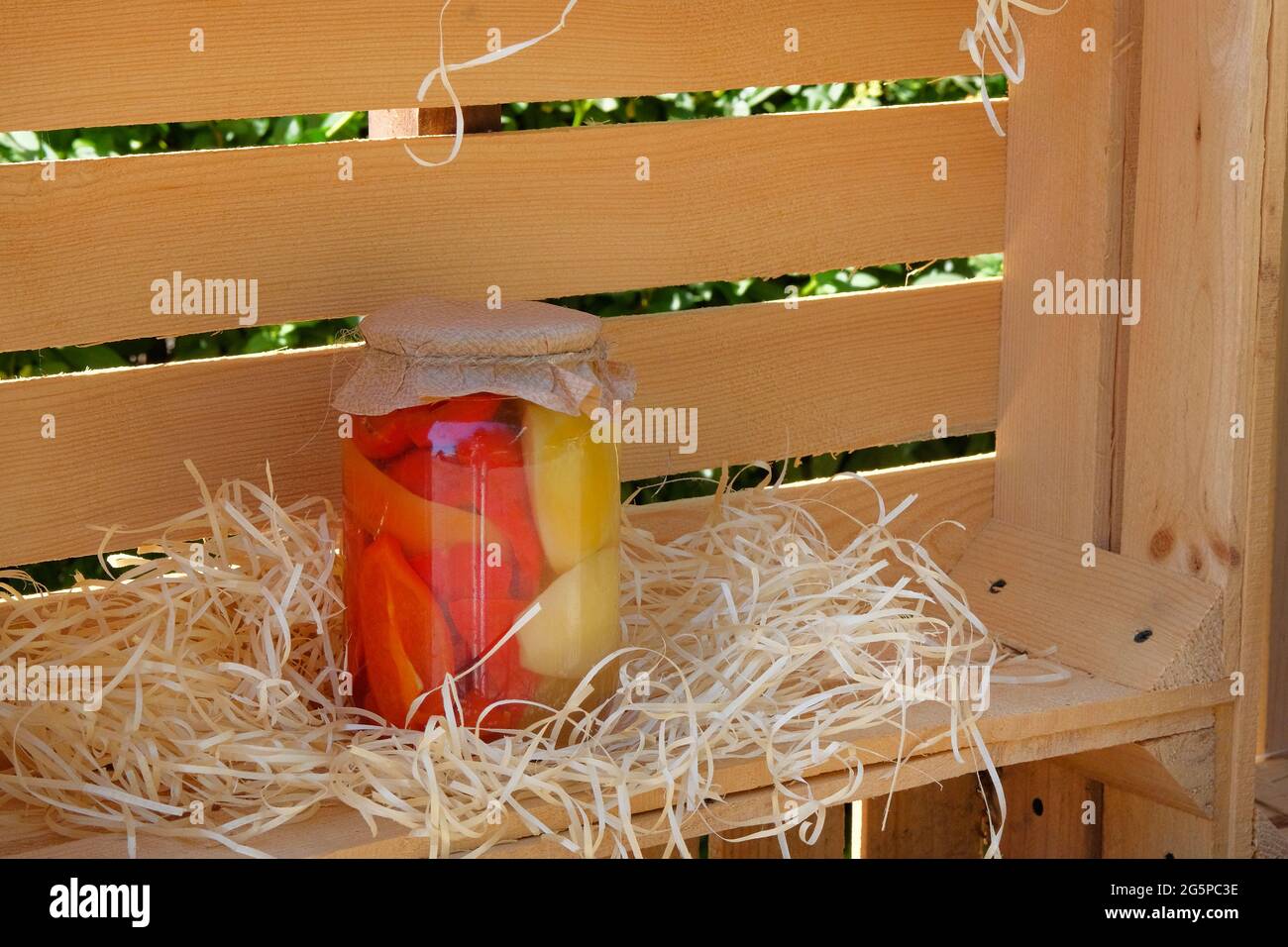 Hausgemachte eingelegte rote und gelbe Paprika in Glas. Fermentierte gesunde natürliche Ernährung Konzept. Stockfoto